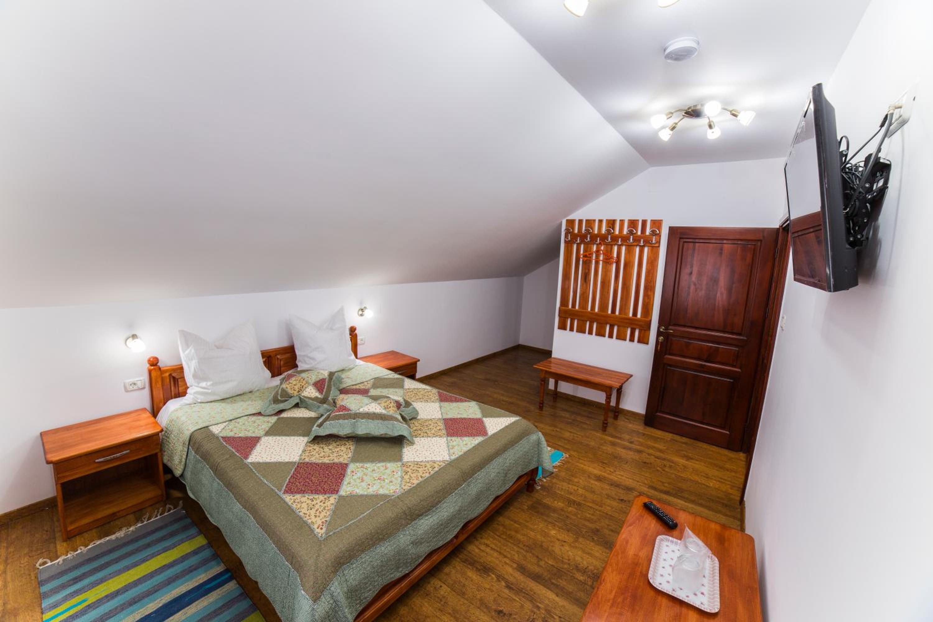 Double Room with Private Bathroom - Photo 1