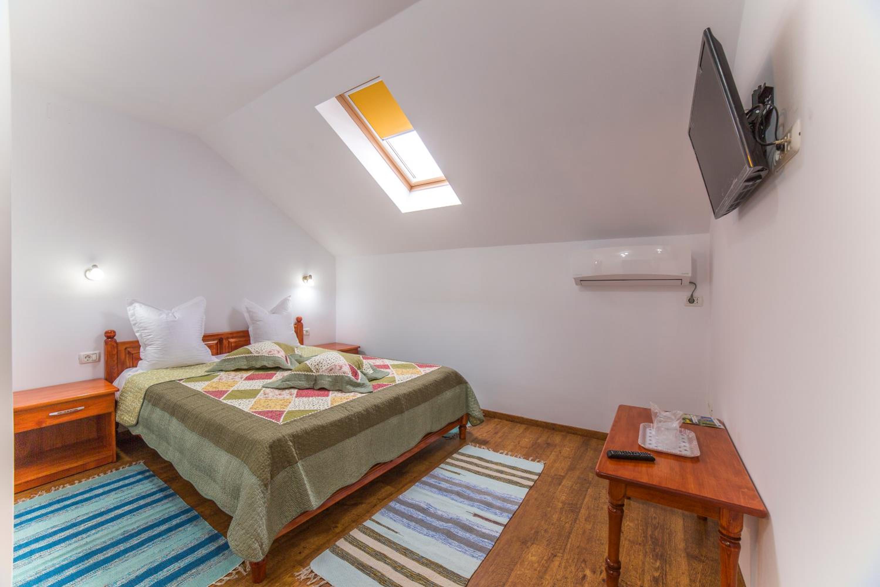 Double Room with Private Bathroom - Photo 2
