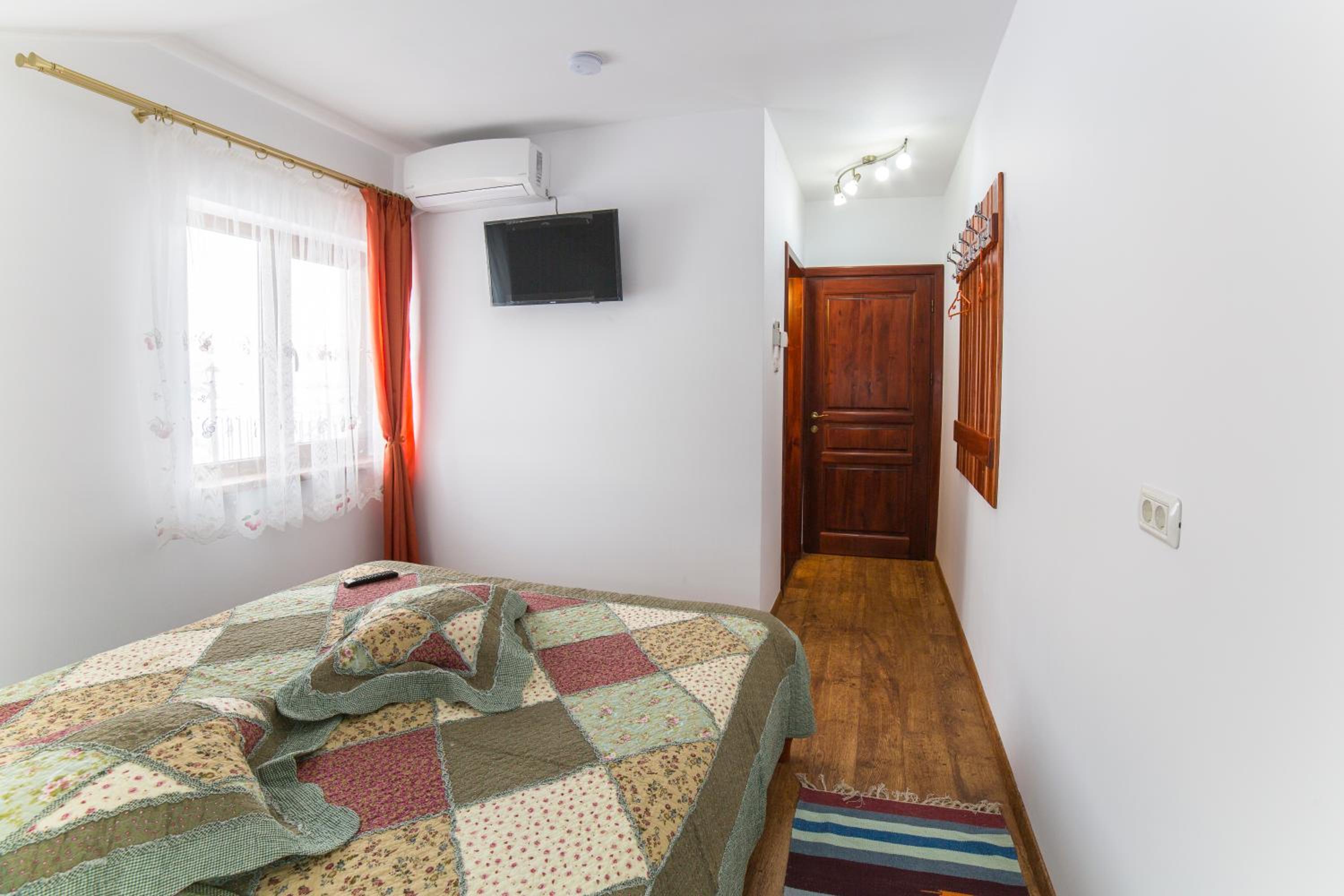 Double Room with Private Bathroom - Photo 10