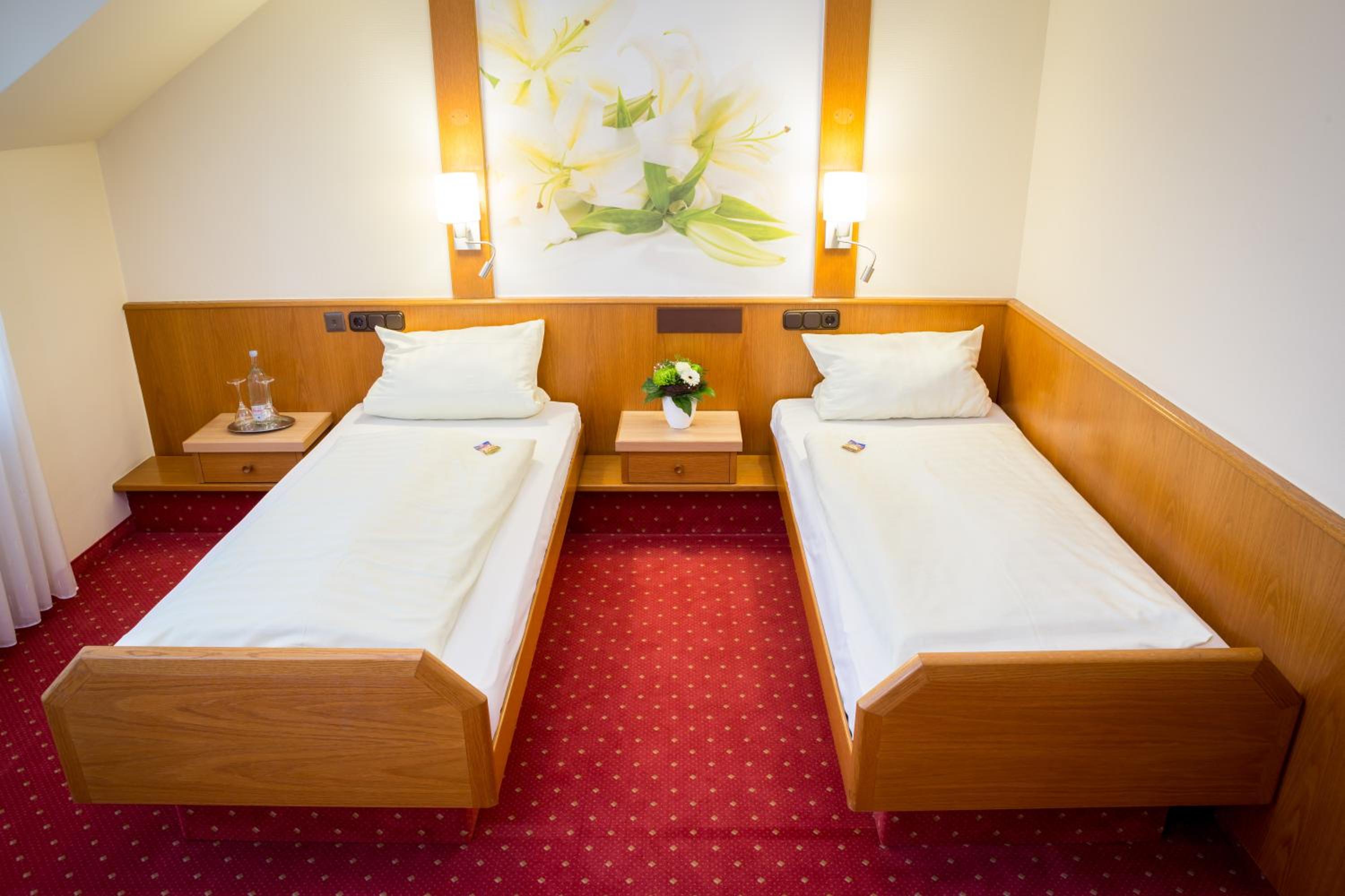 Twin Room with Balcony - Photo 5