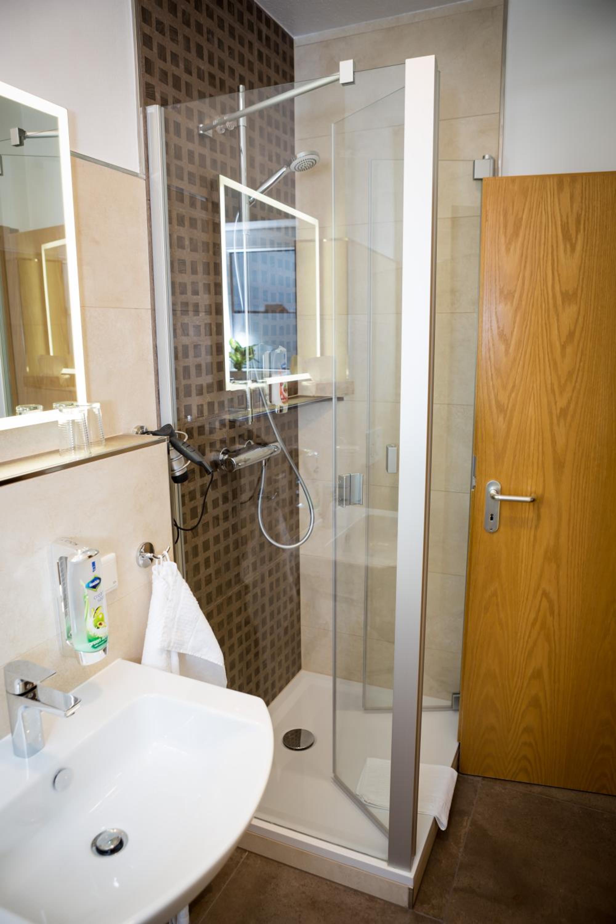 Twin Room with Balcony - Photo 12