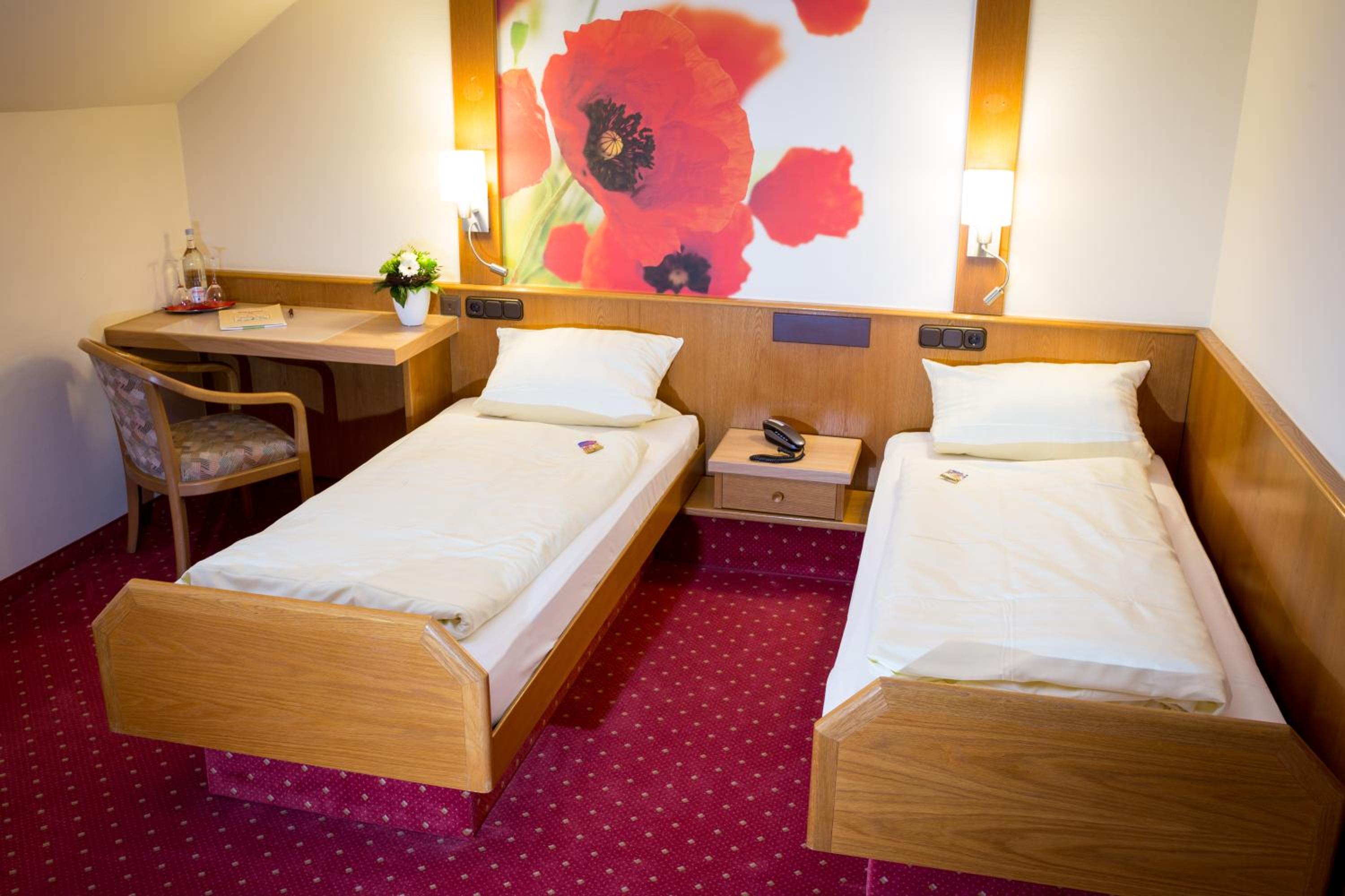 Twin Room with Balcony - Photo 13