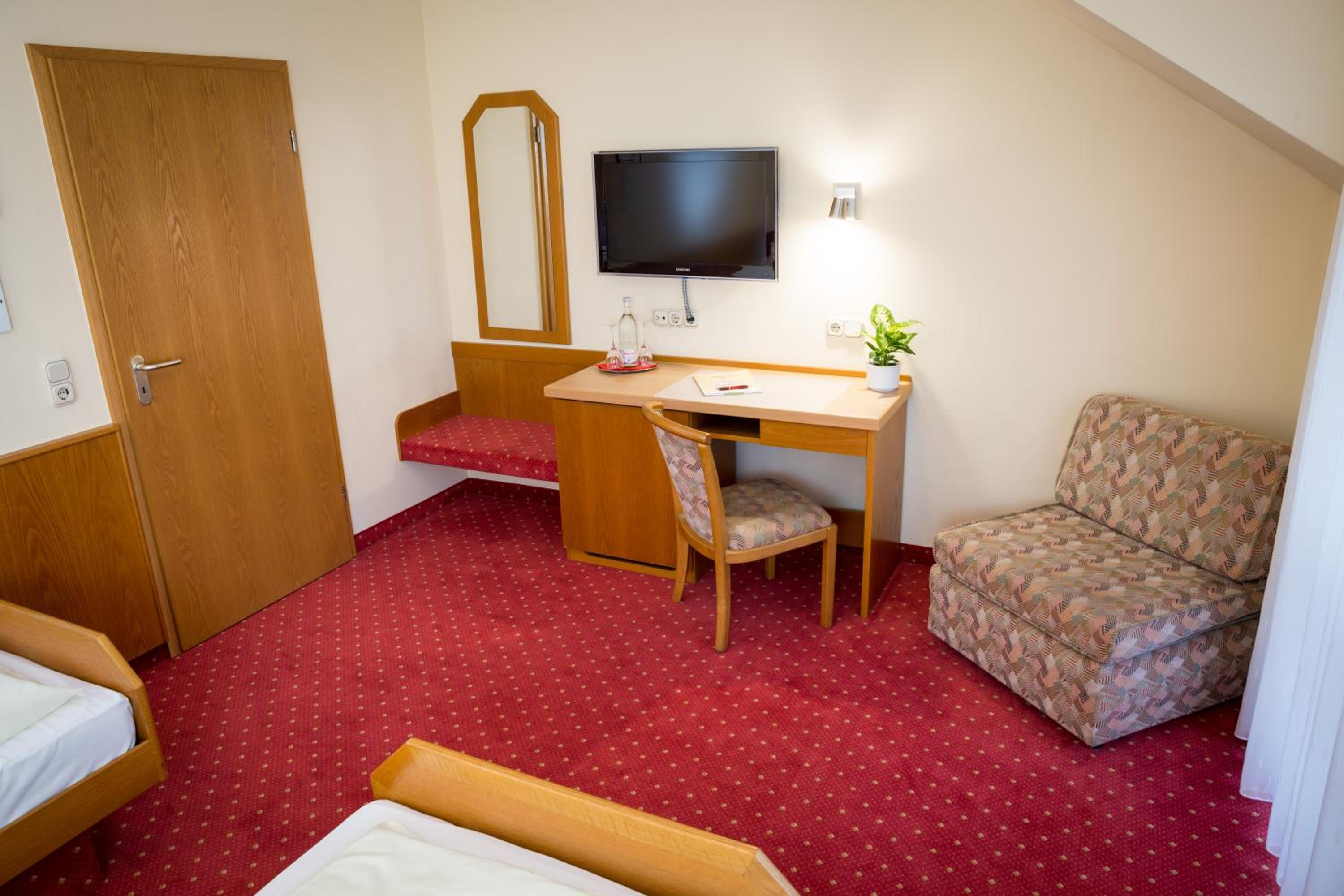 Twin Room with Balcony - Photo 14