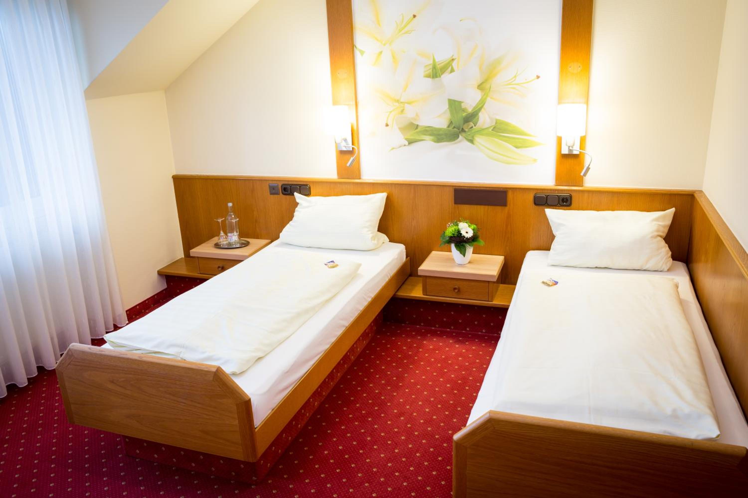 Twin Room with Balcony - Photo 2