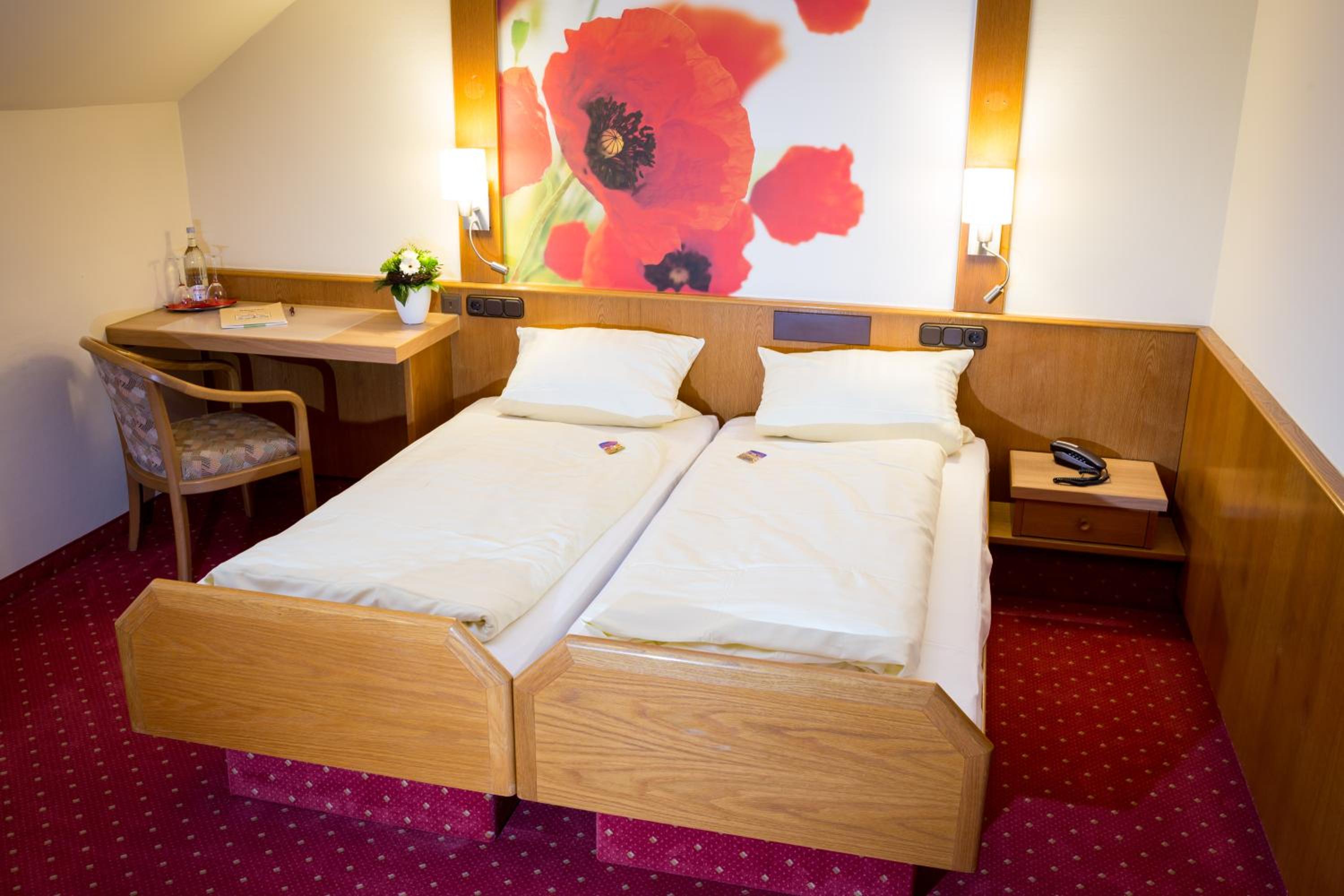 Twin Room with Balcony - Photo 15