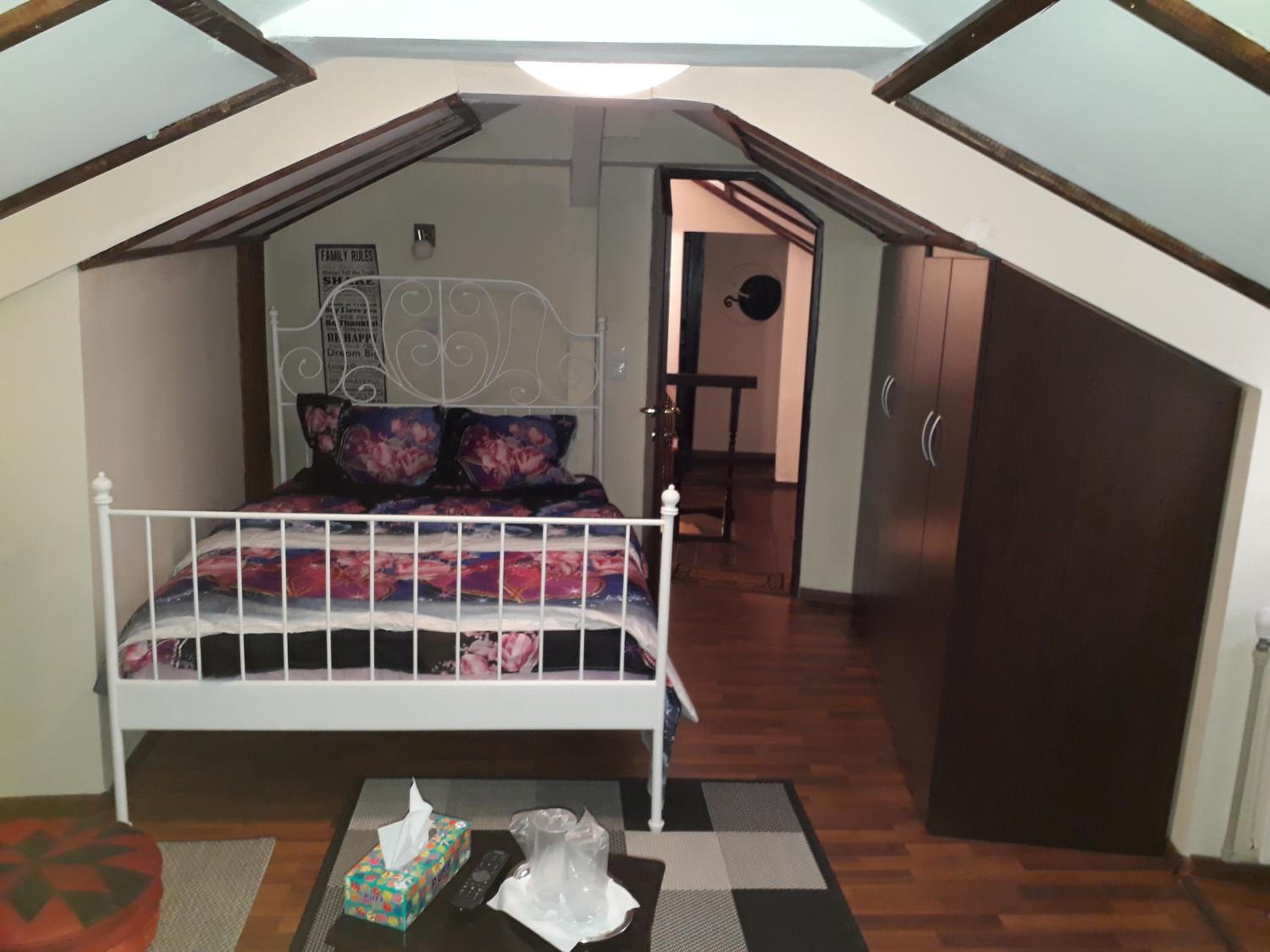 Double Room with Private Bathroom - Photo 6