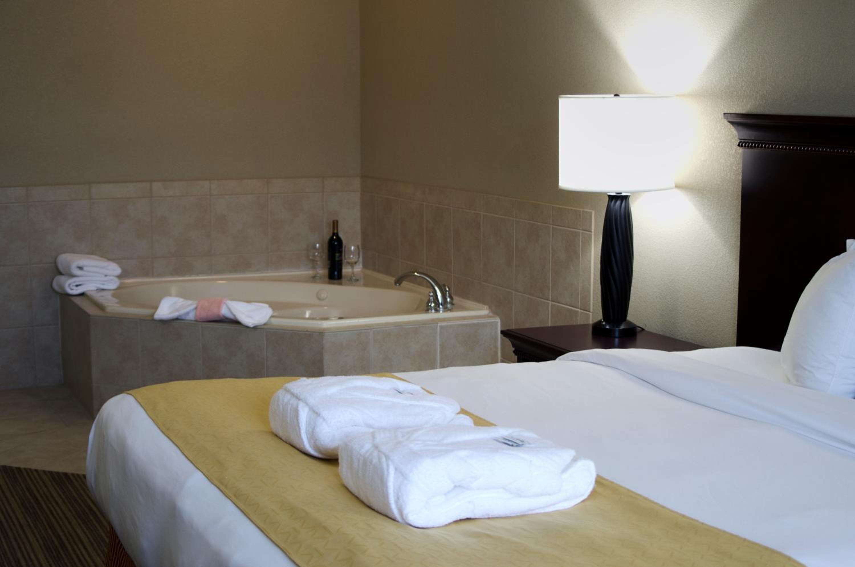 King Suite with Whirlpool - Photo 7