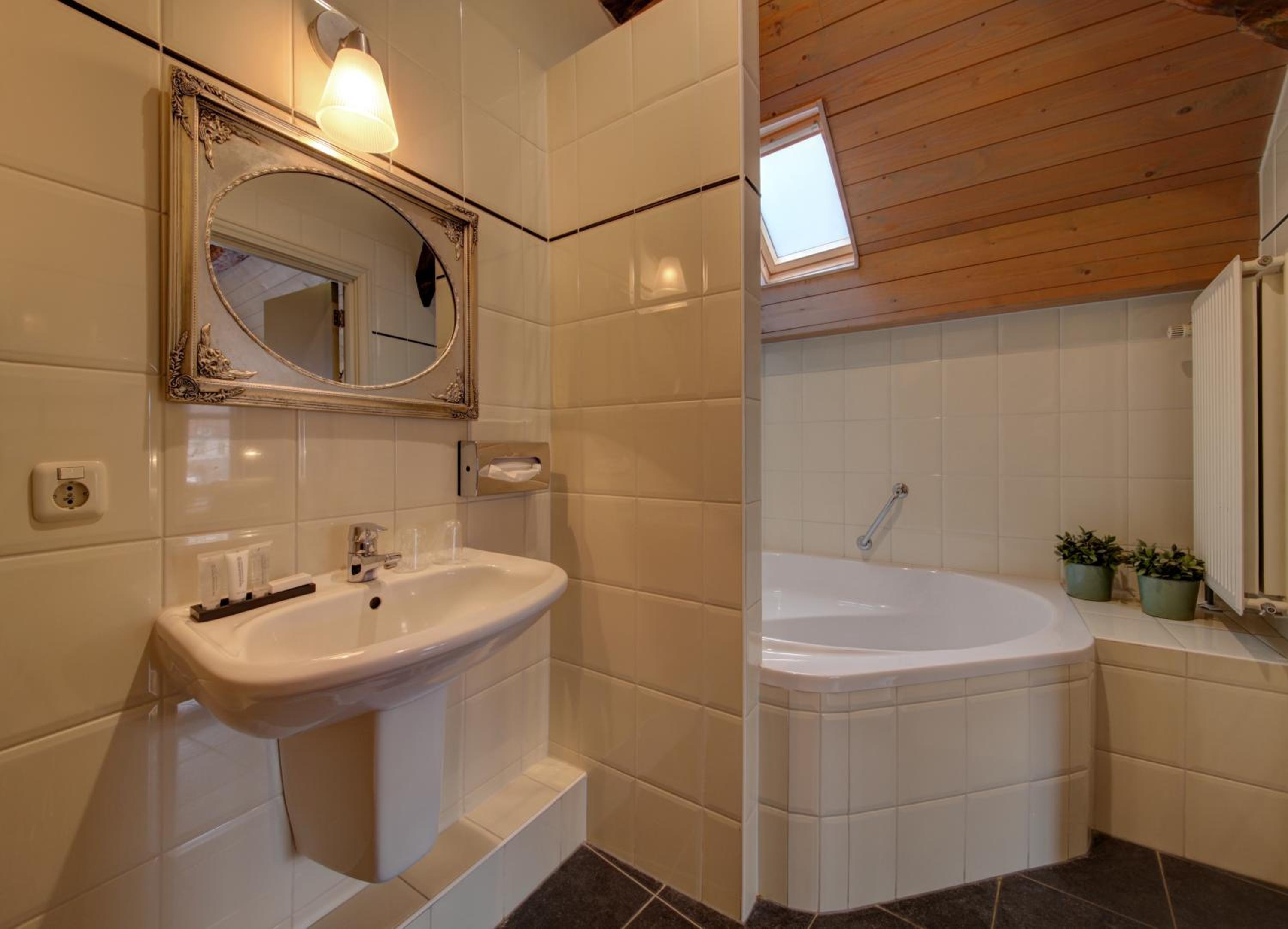 Luxurious Room with Bath   - Photo 4