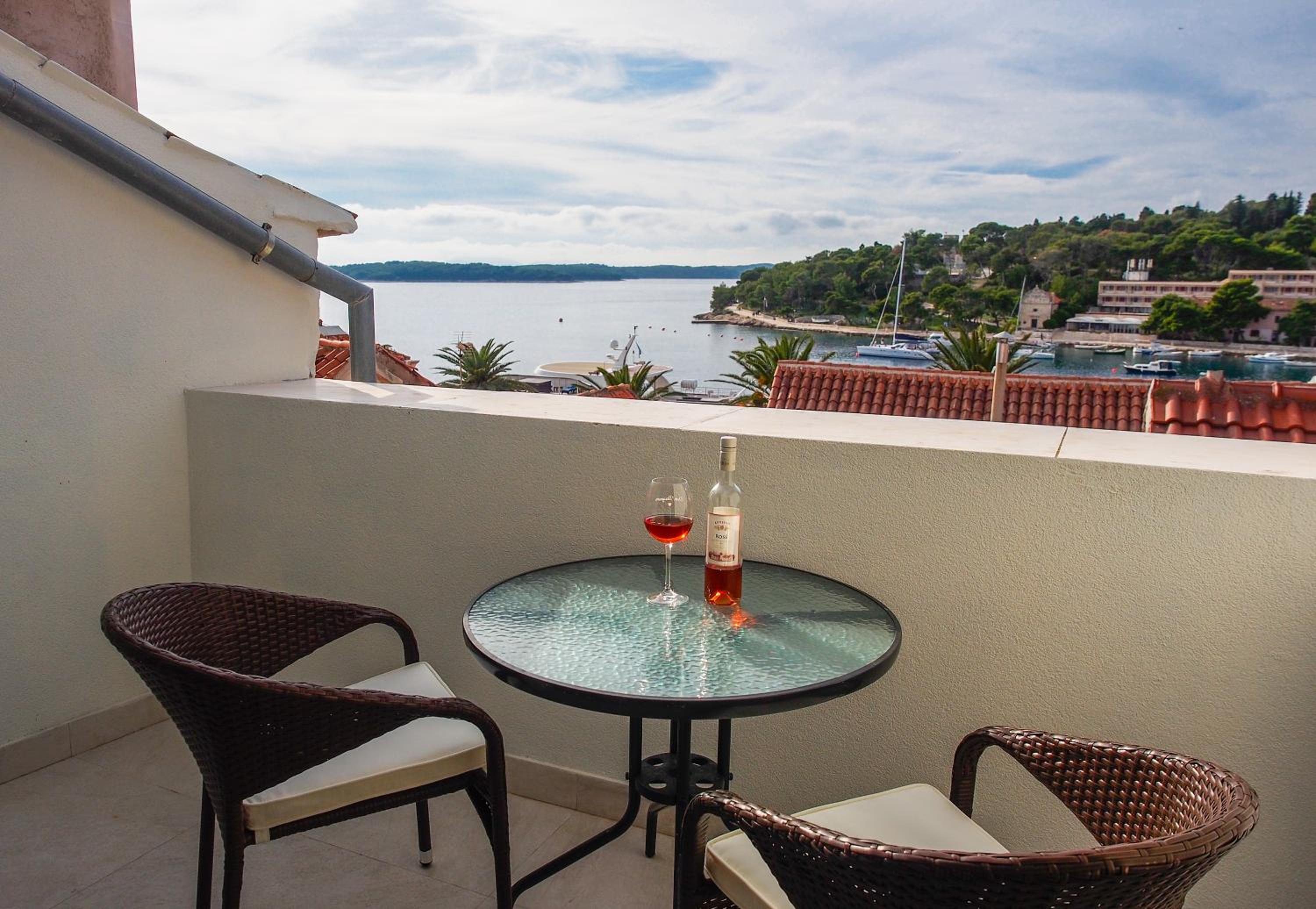 Deluxe Double or Twin Room with Balcony - Photo 3