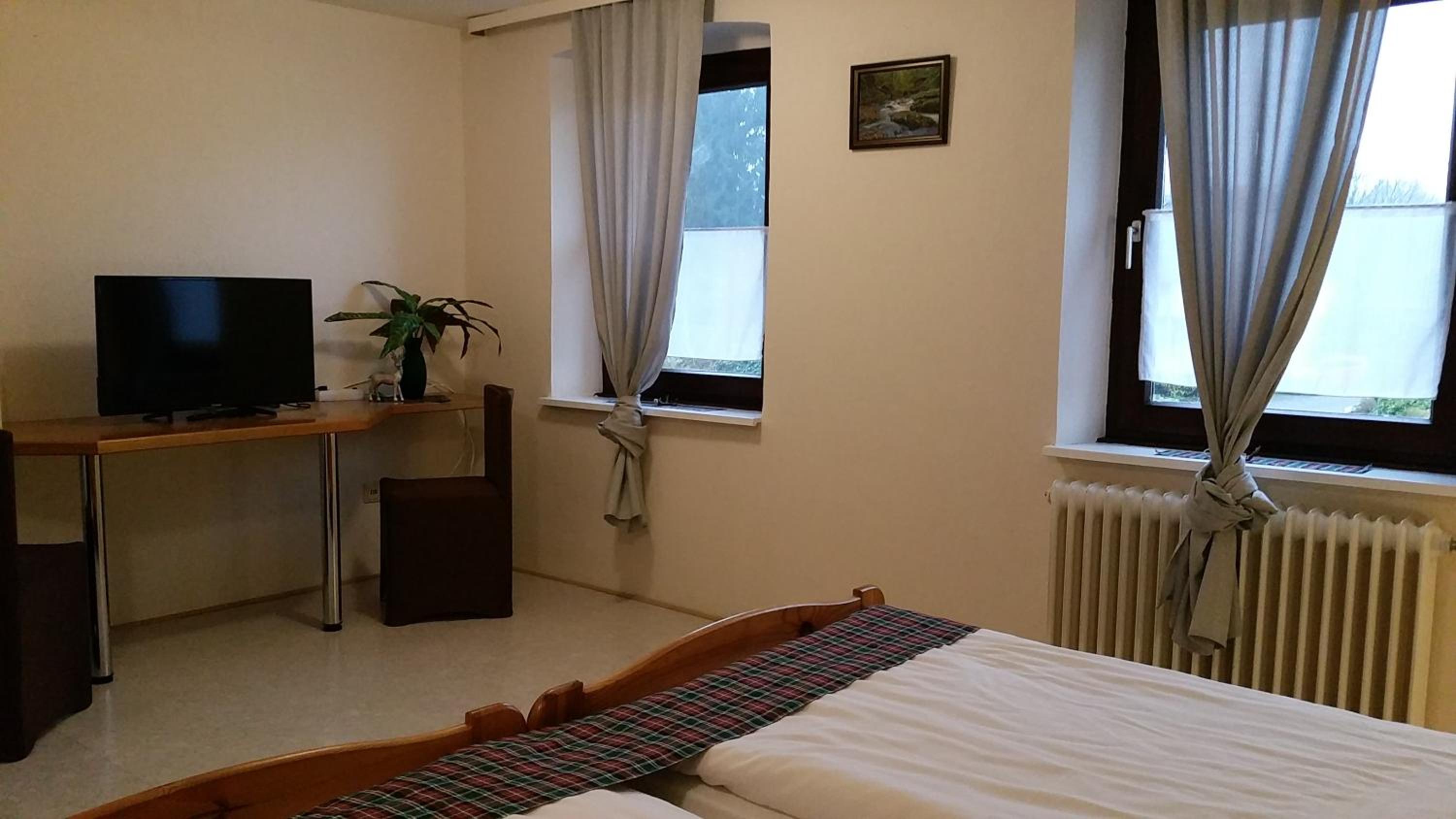 Double or Twin Room with Shower - Photo 2