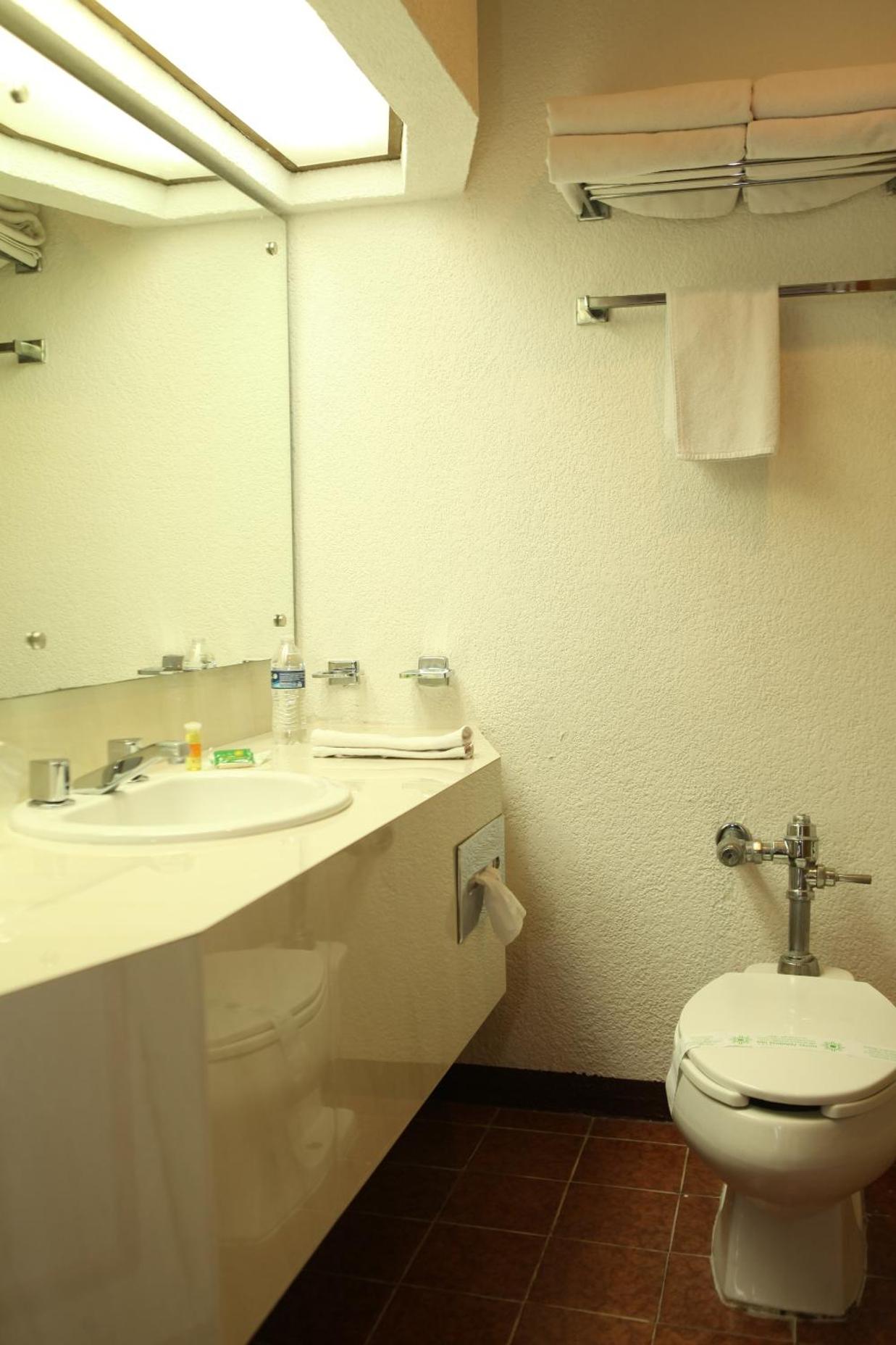 Standard King Room photo 2