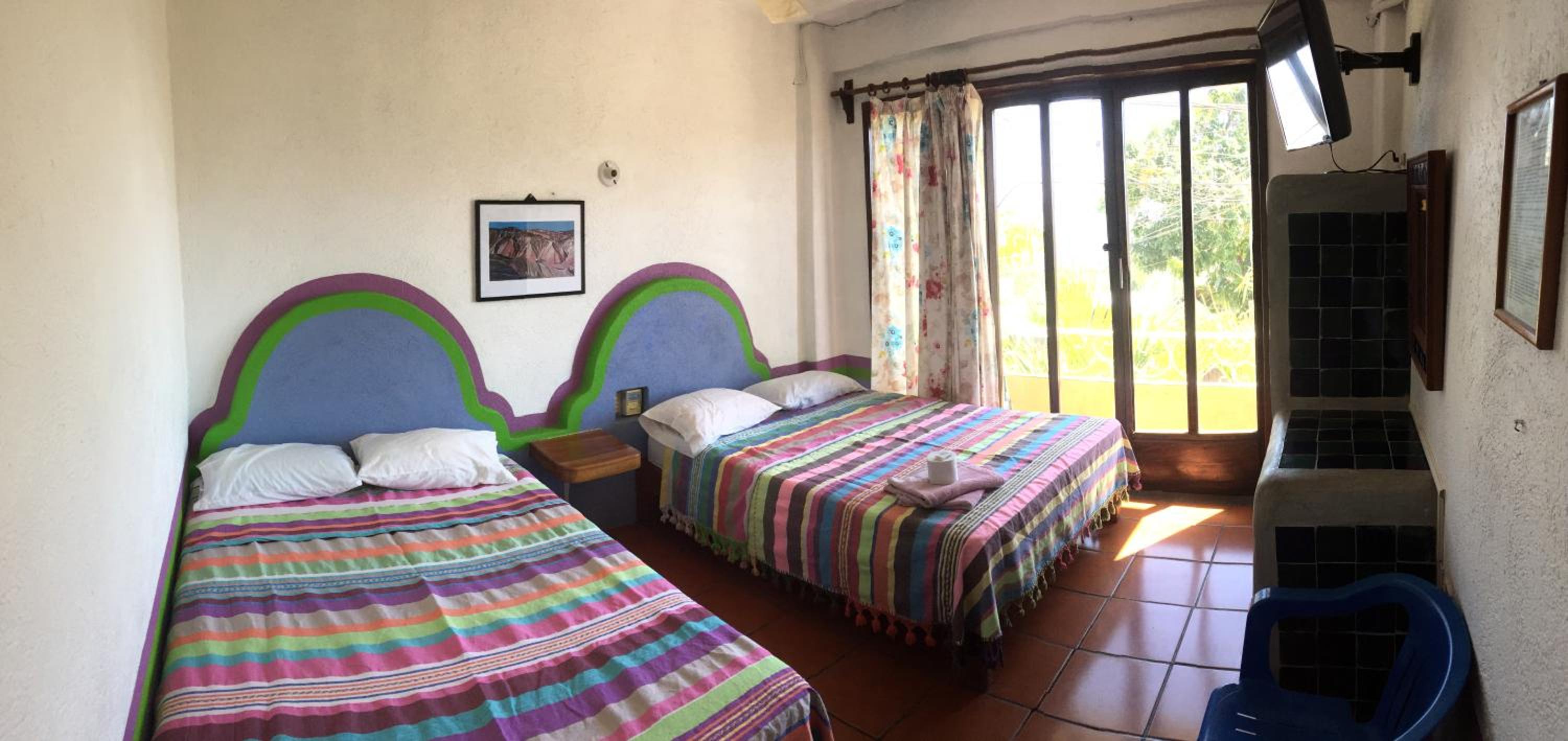 Doppelzimmer mit zwei Doppelbetten mit Balkon und Klimaanlage