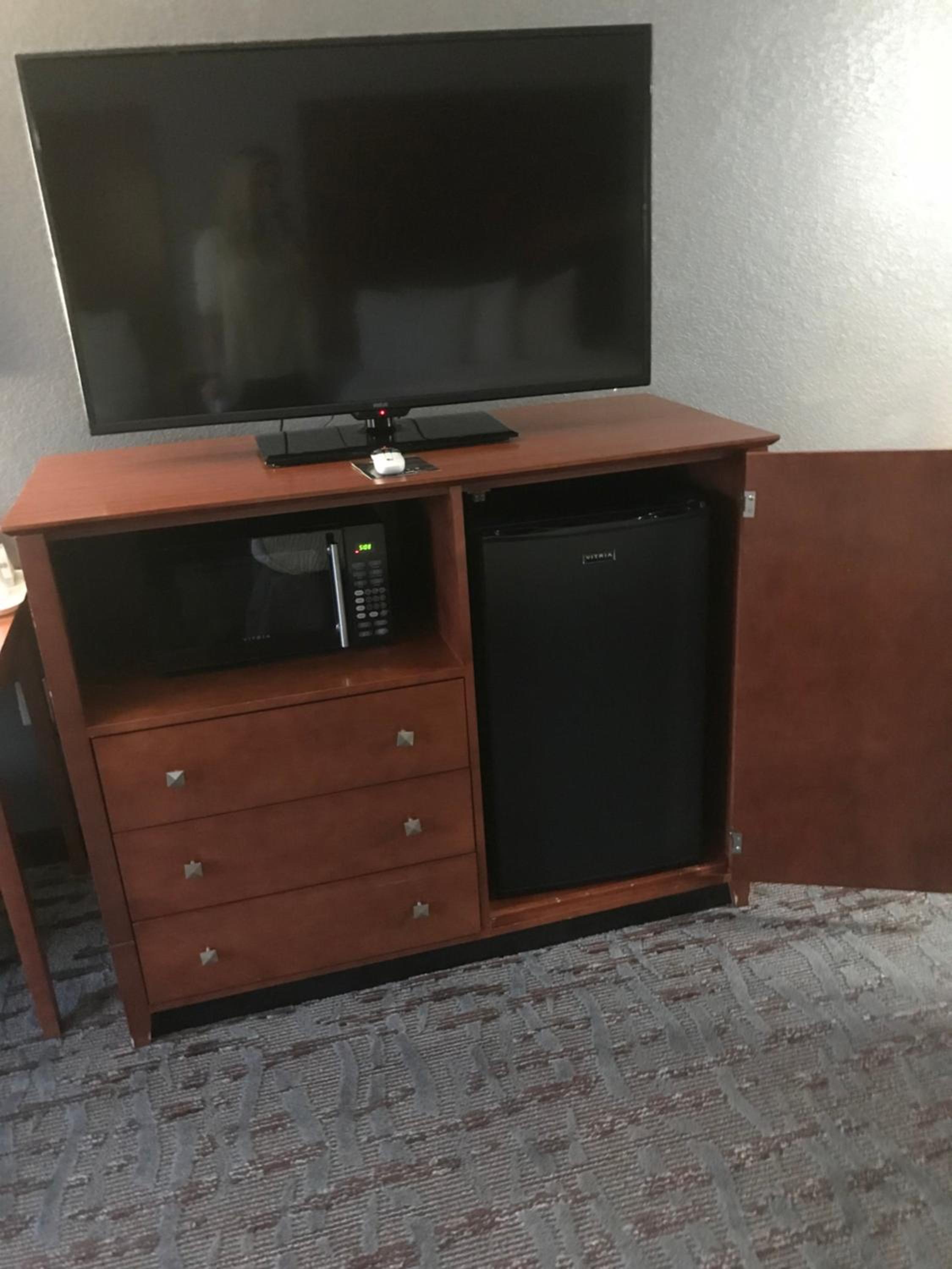 King Bed Suite - Non-Smoking photo 2