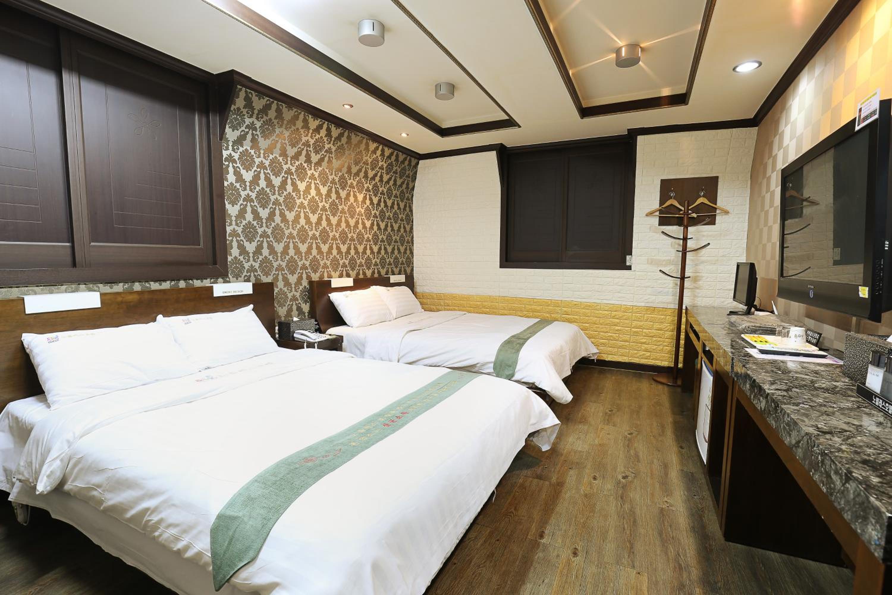 Quadruple Room - Photo 7
