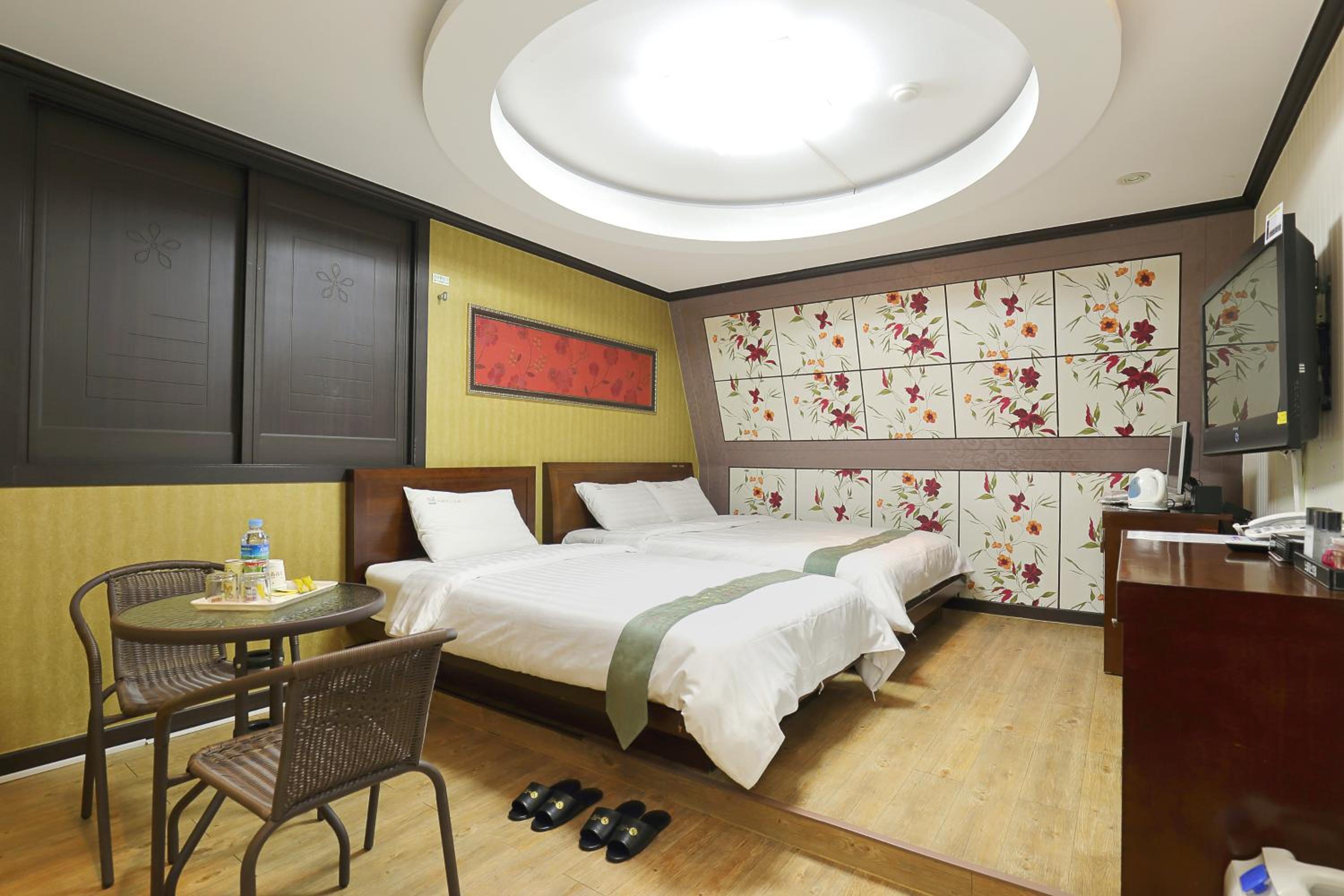 Deluxe Twin Room - Photo 13