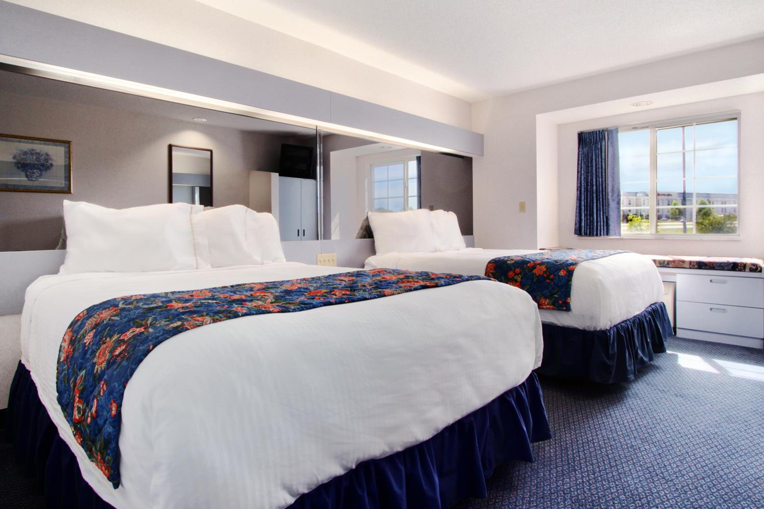 Queen Room With Two Queen Beds - Smoking photo 3