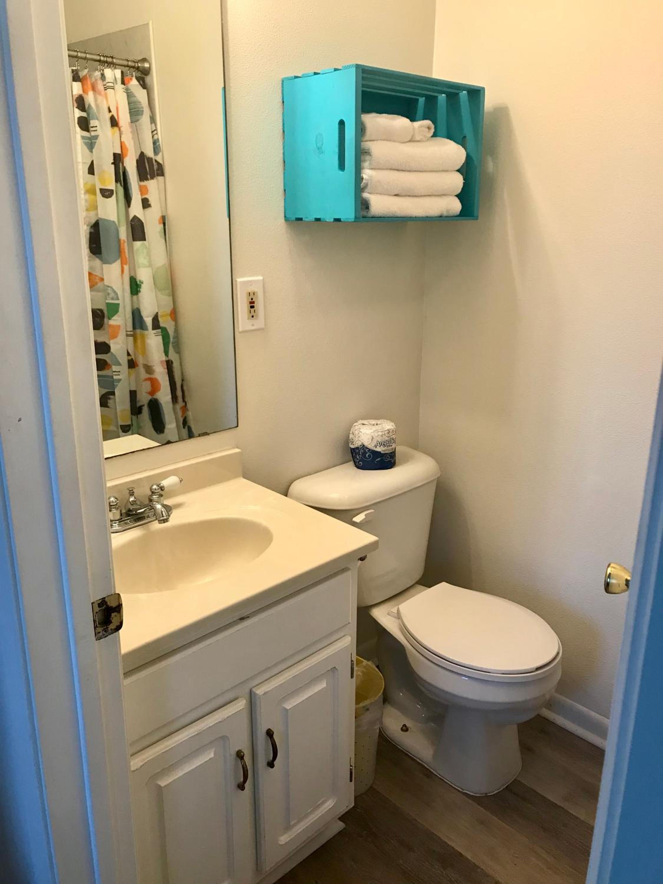 Deluxe Queen Room with Kitchenette - Photo 10