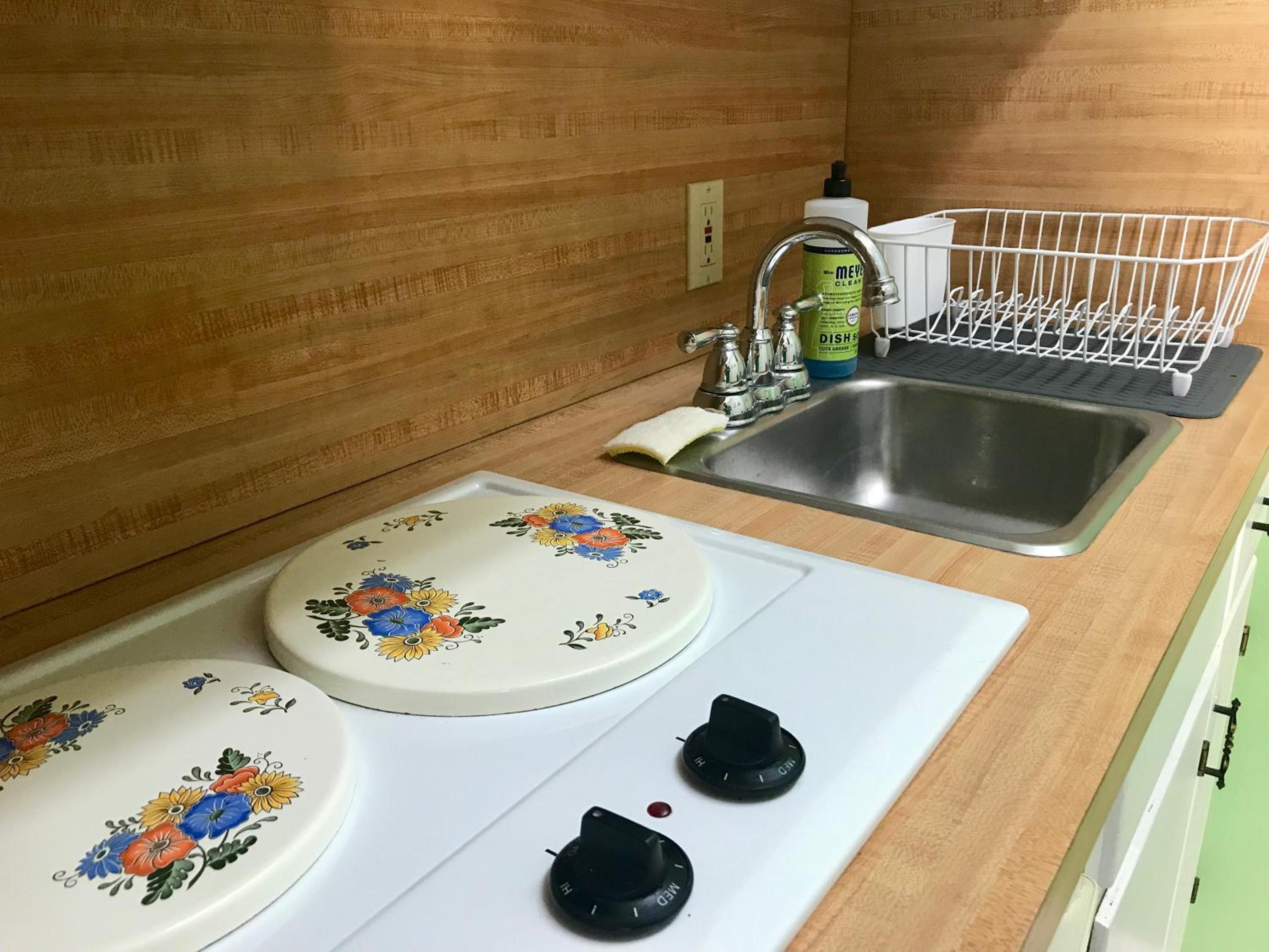 Deluxe Queen Room with Kitchenette - Photo 7