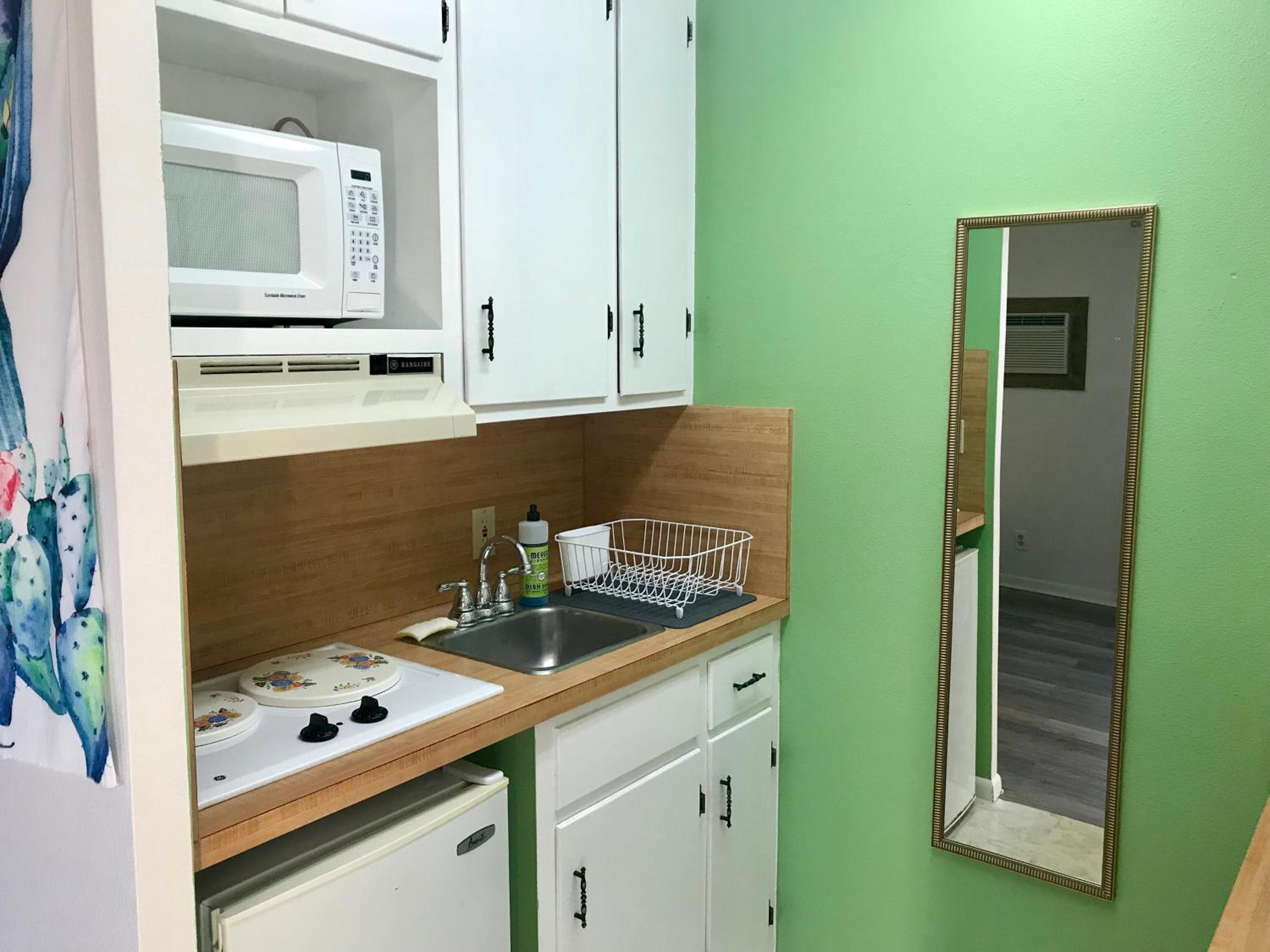 Deluxe Queen Room with Kitchenette - Photo 4