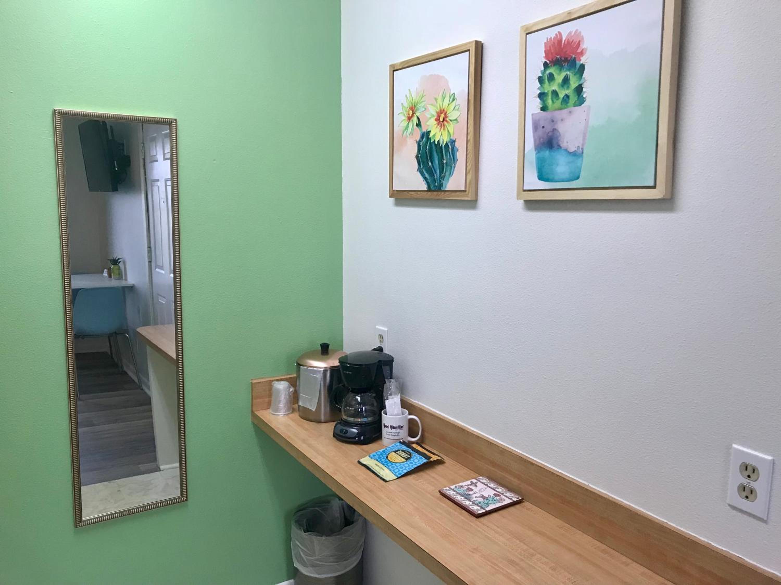 Deluxe Queen Room with Kitchenette - Photo 8