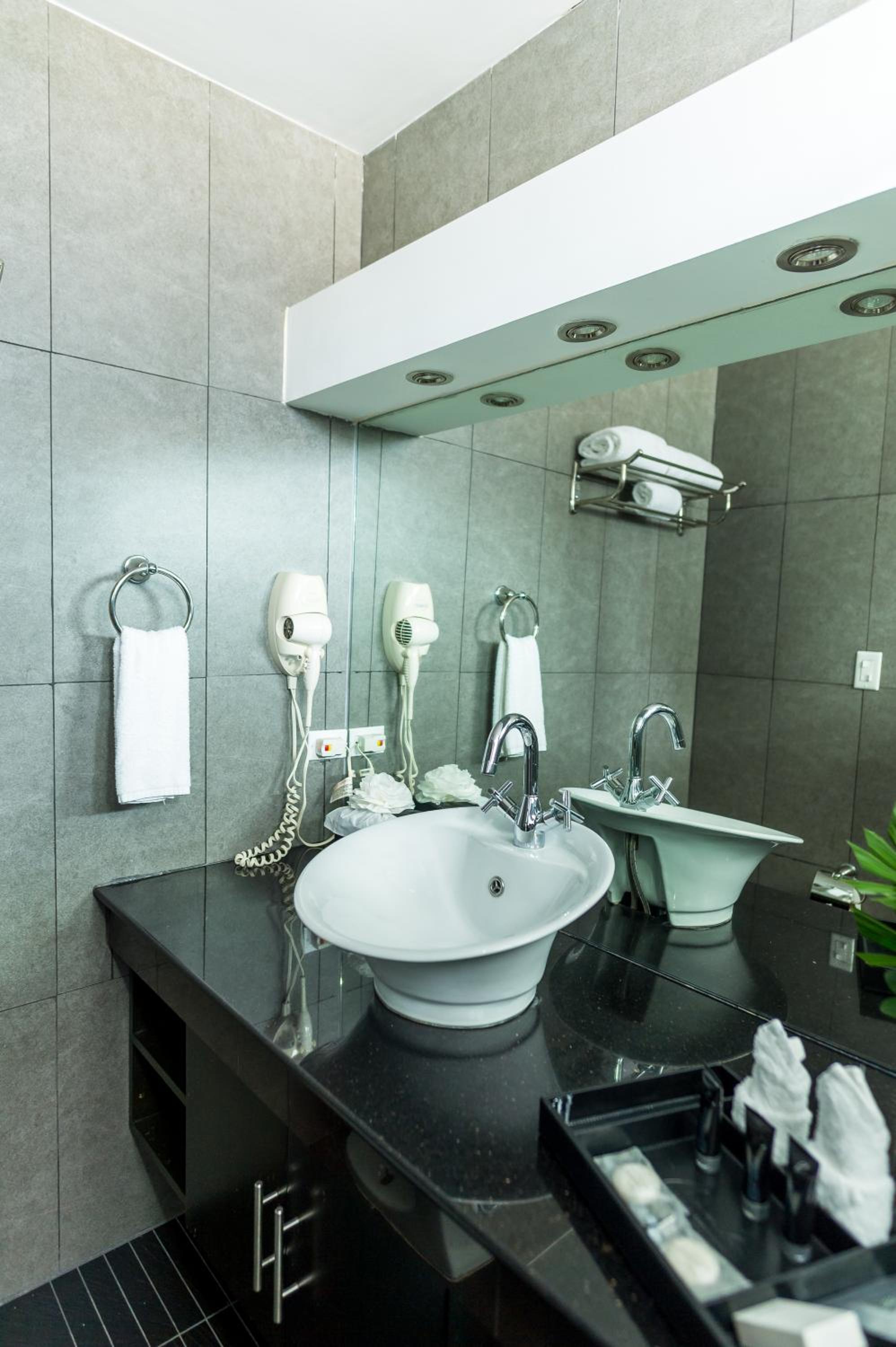 Suites - Photo 12