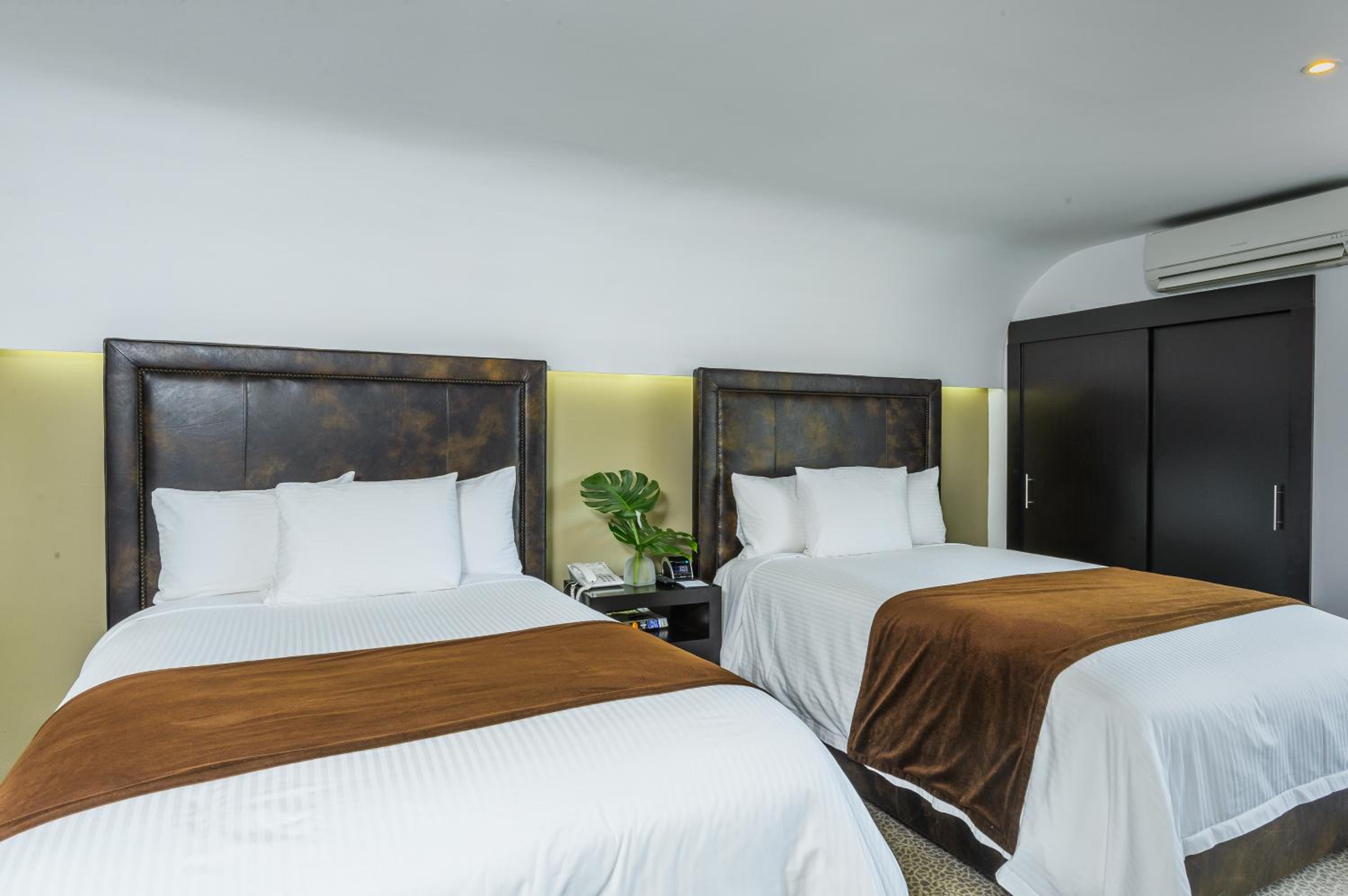Double Room with Two Double Beds - Photo 1
