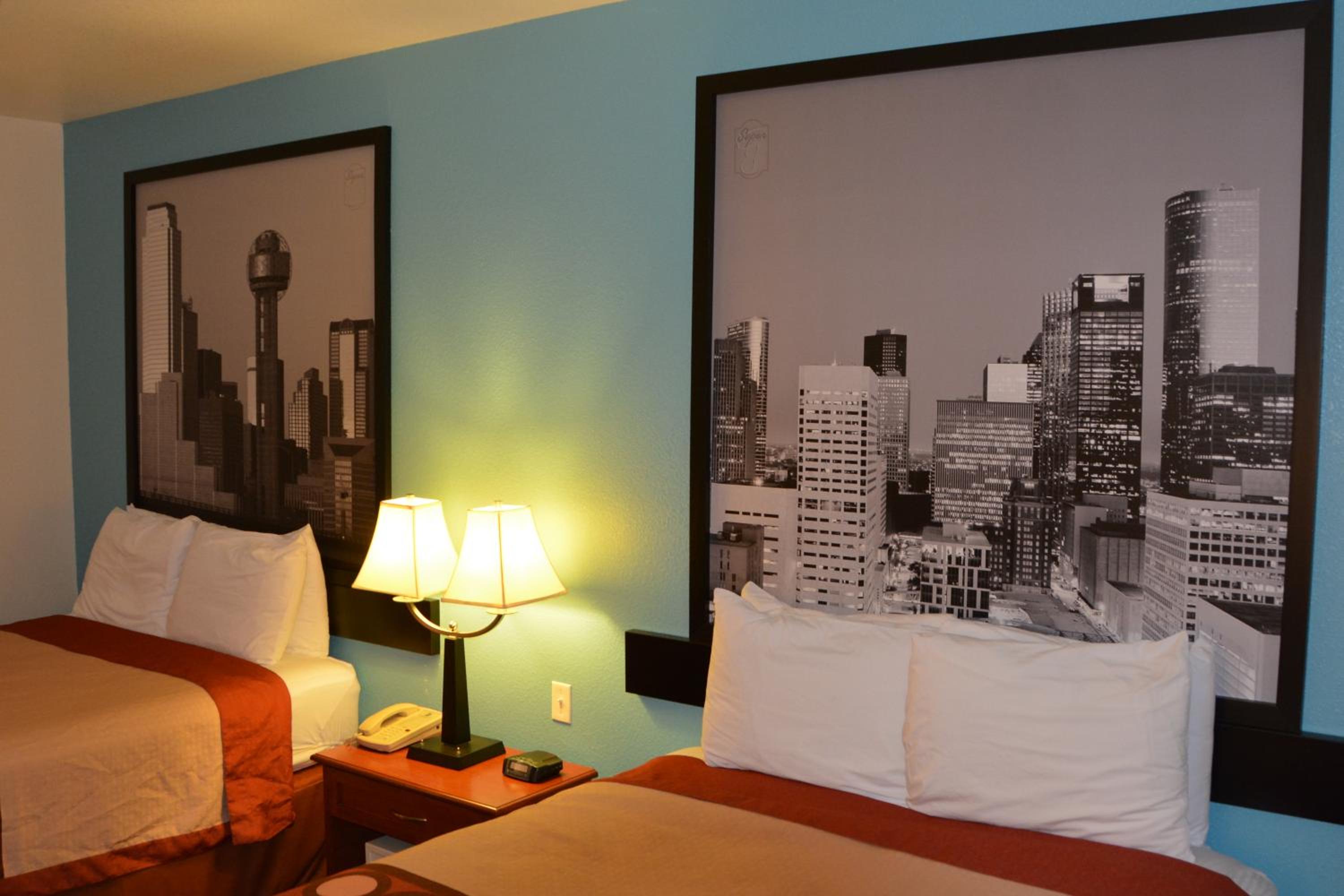 Queen Room with Two Queen Beds - Non-Smoking - Photo 4