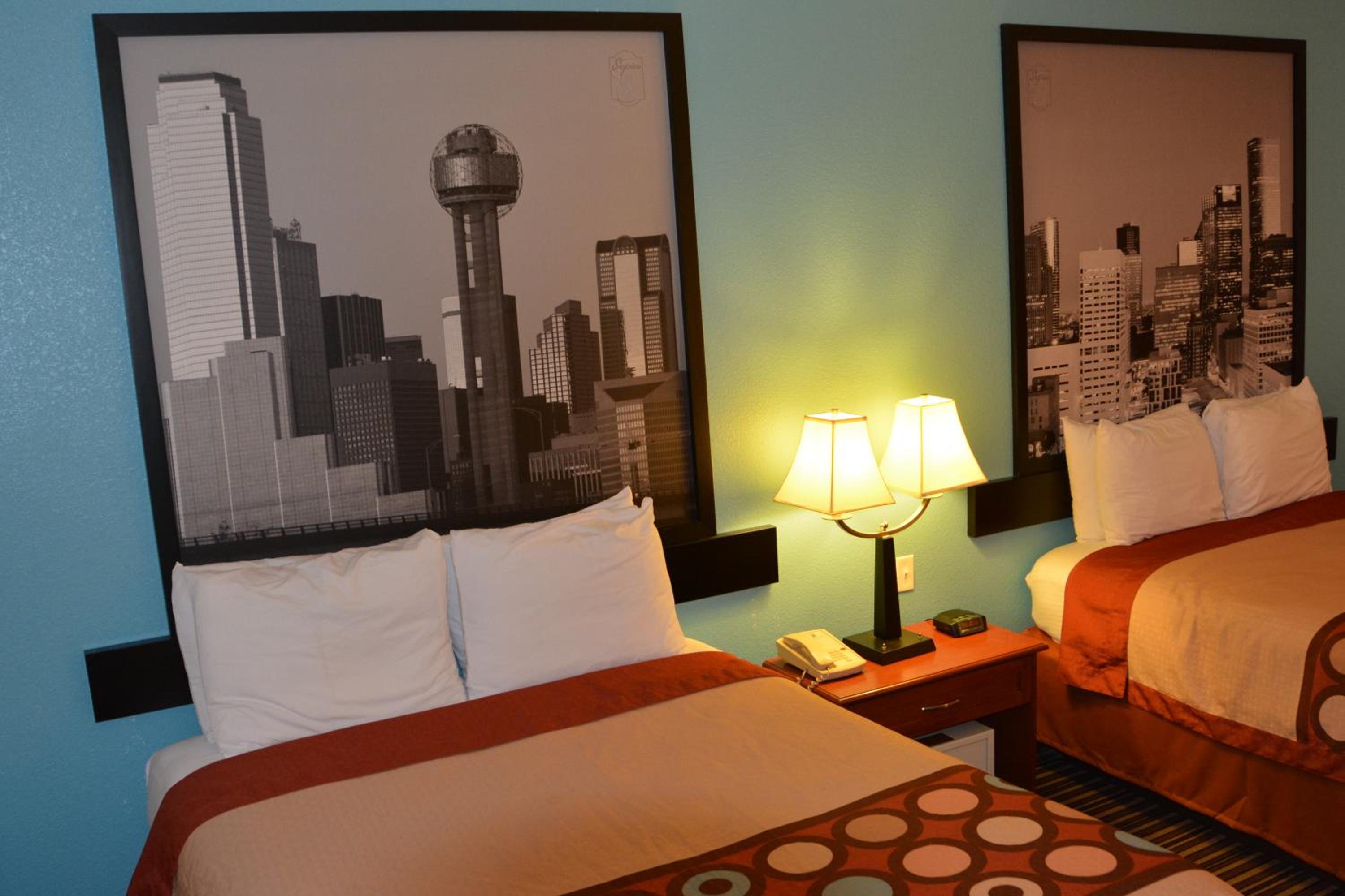 Queen Room with Two Queen Beds - Non-Smoking - Photo 10