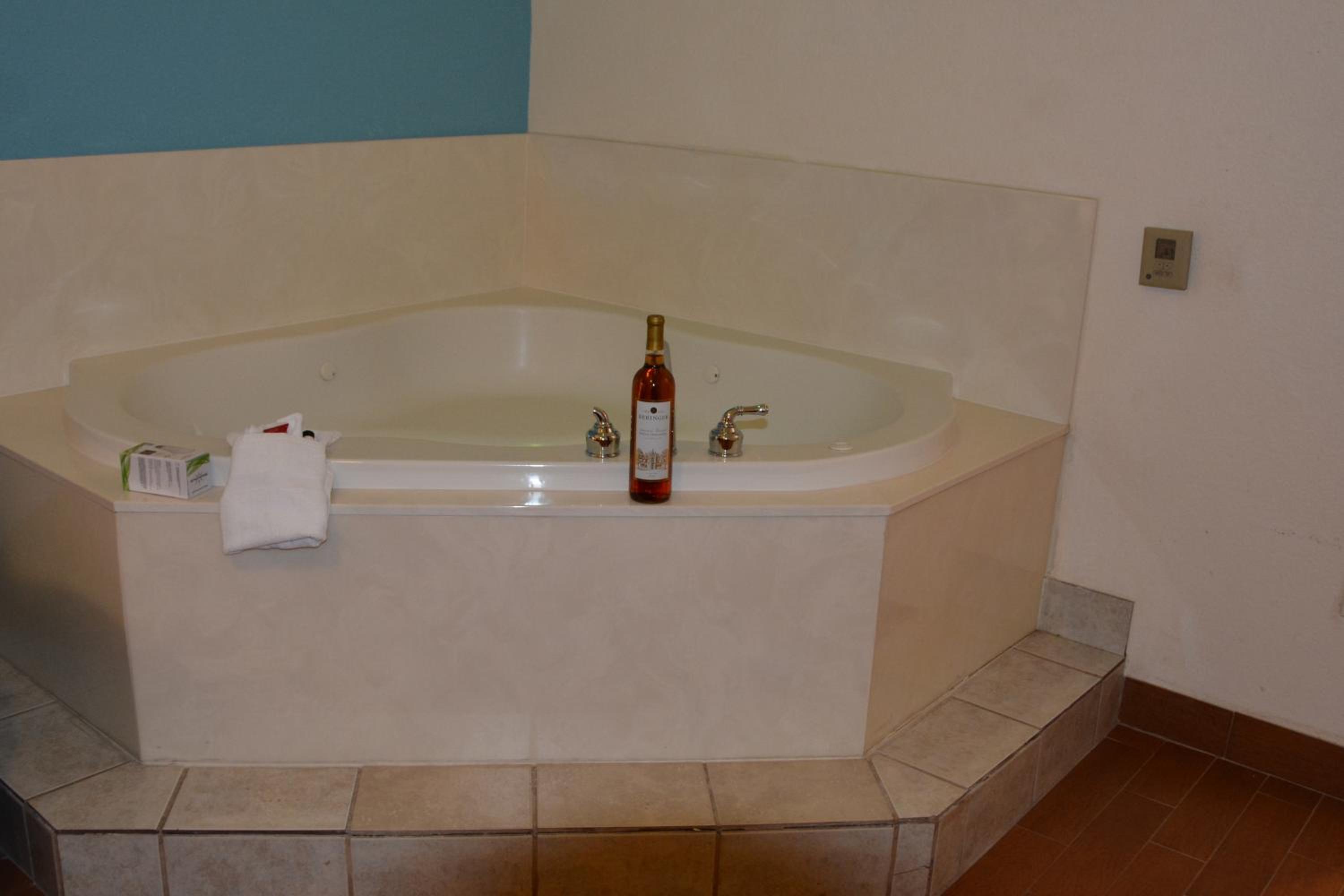 Deluxe King Suite with Spa Bath - Non-Smoking - Photo 5