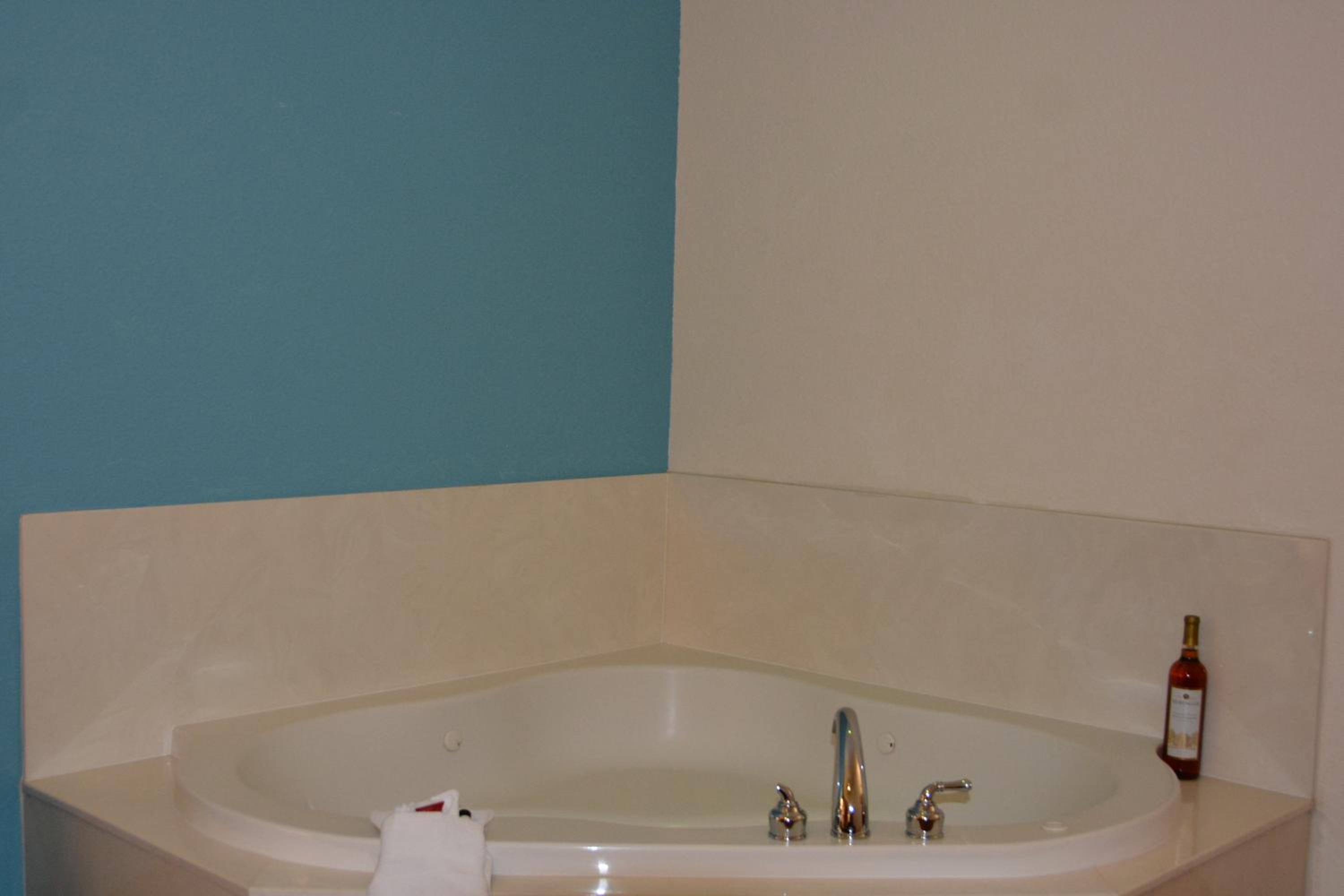Deluxe King Suite with Spa Bath - Non-Smoking - Photo 9