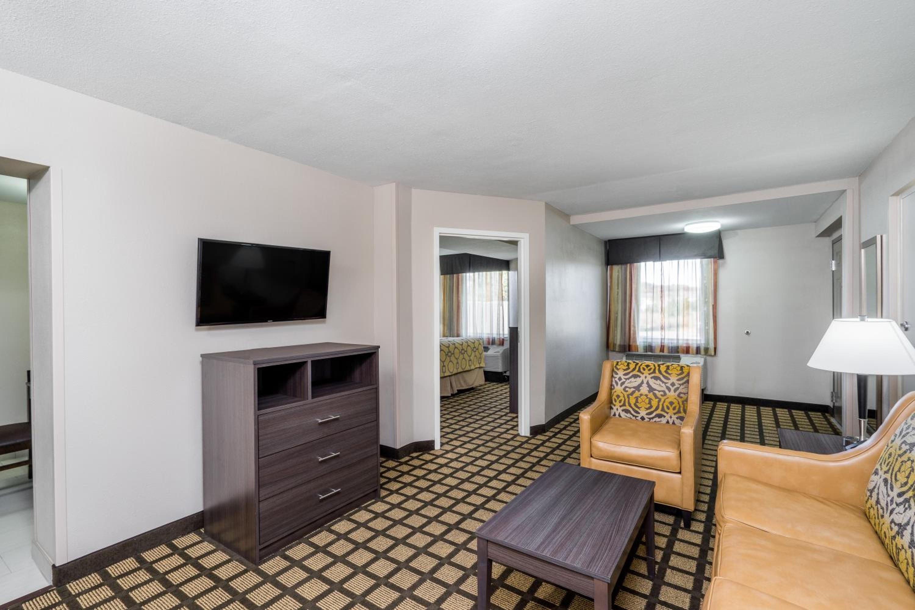 King Suite - Non-Smoking - Photo 9