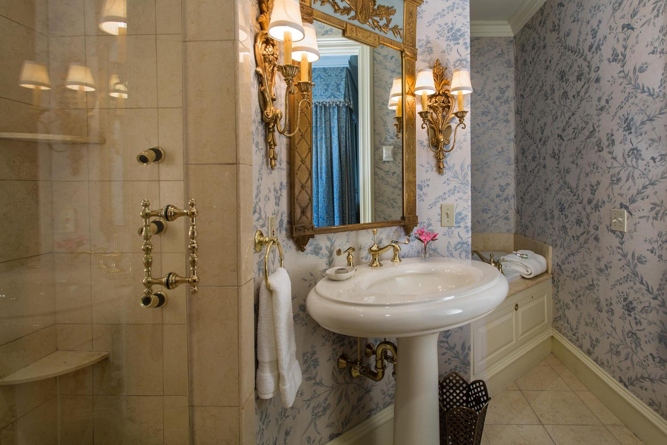 Louis XVI Signature Guest Room  - Photo 3
