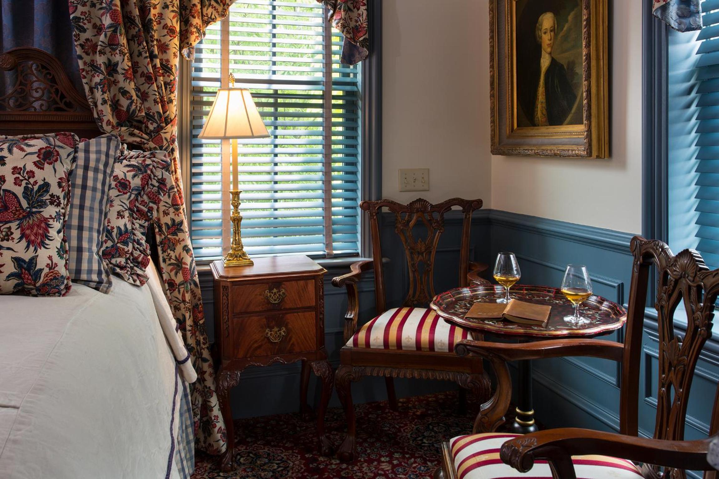 Williamsburg Manor Guestroom - Photo 2