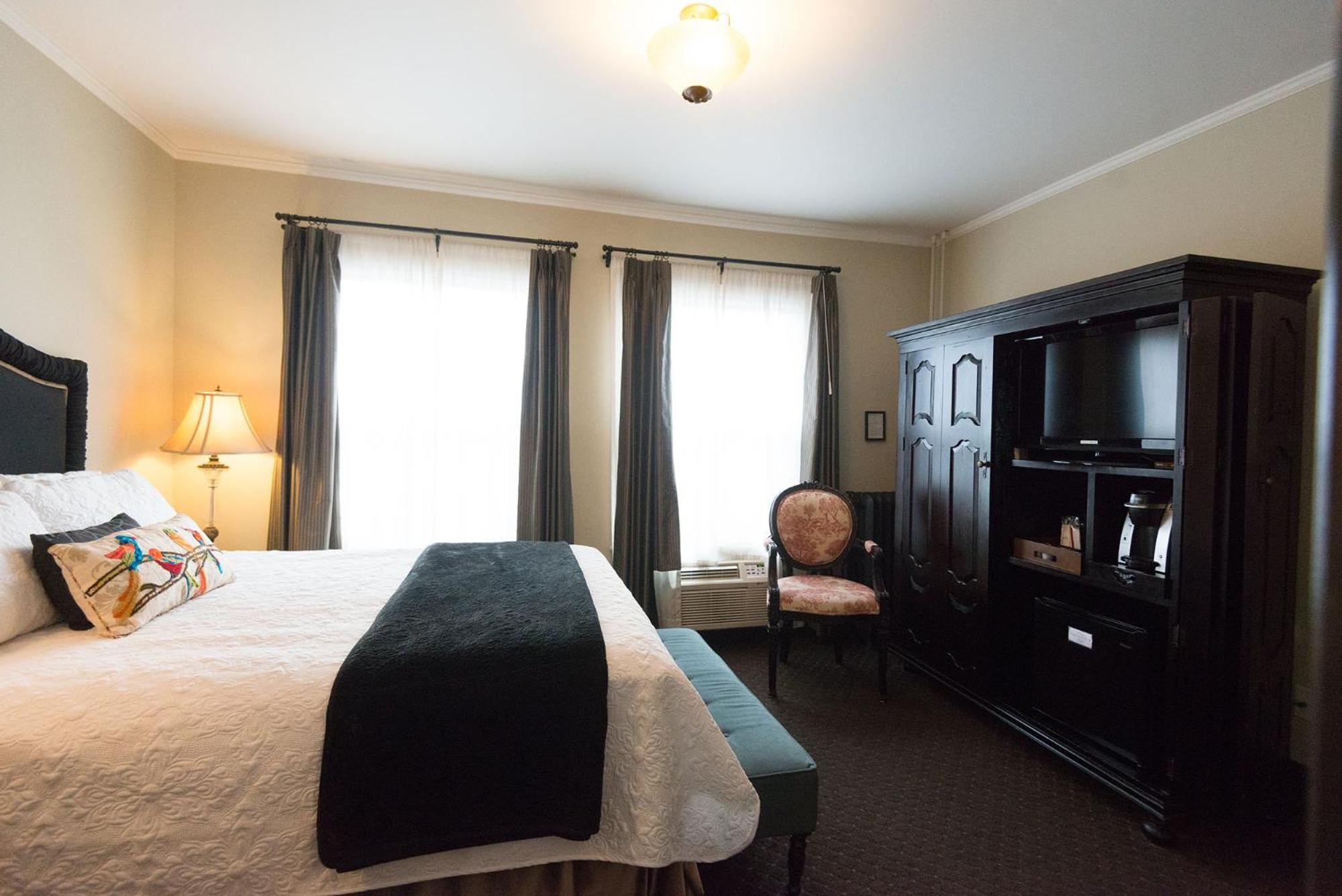Deluxe King Room - Photo 3
