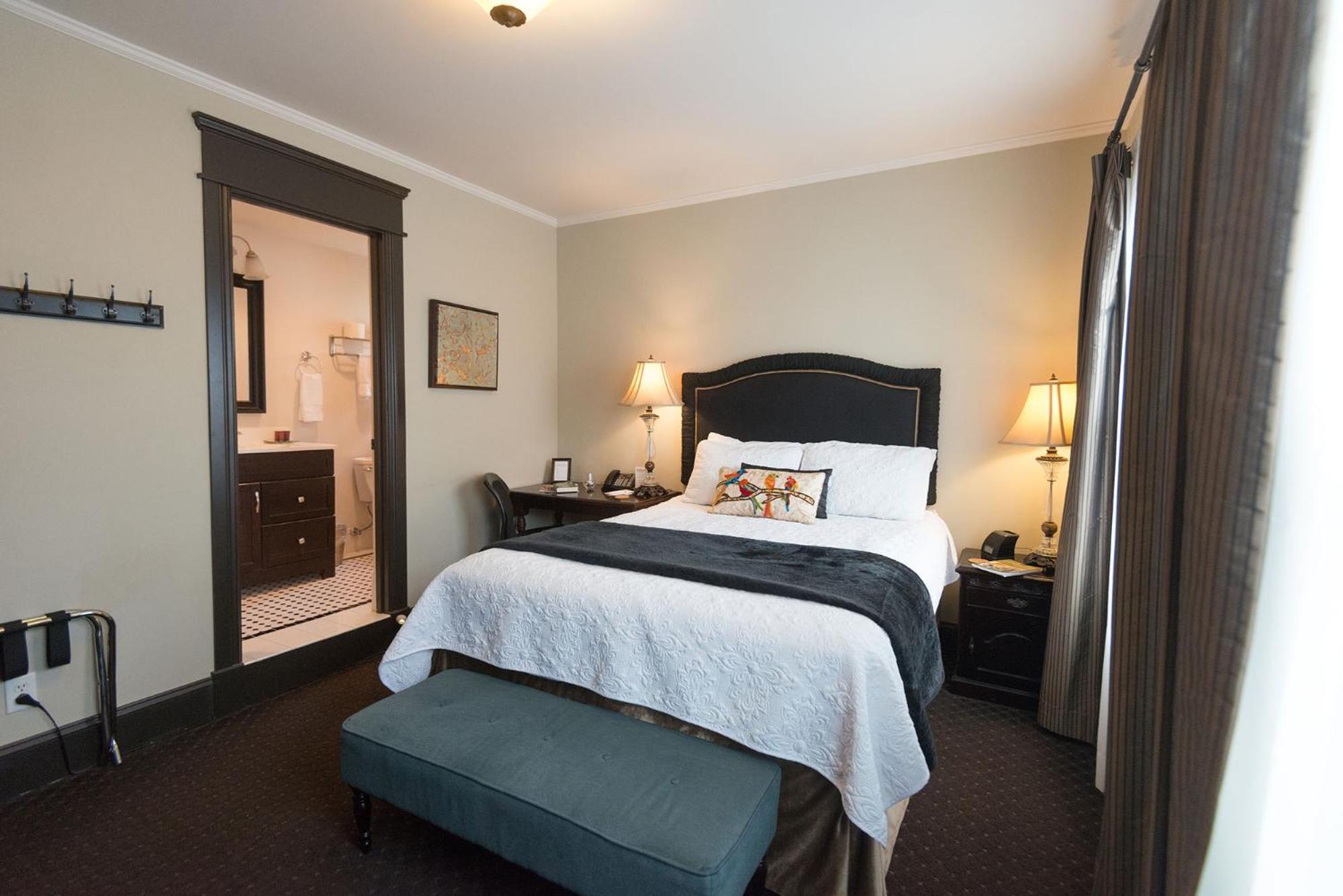 Deluxe King Room - Photo 2