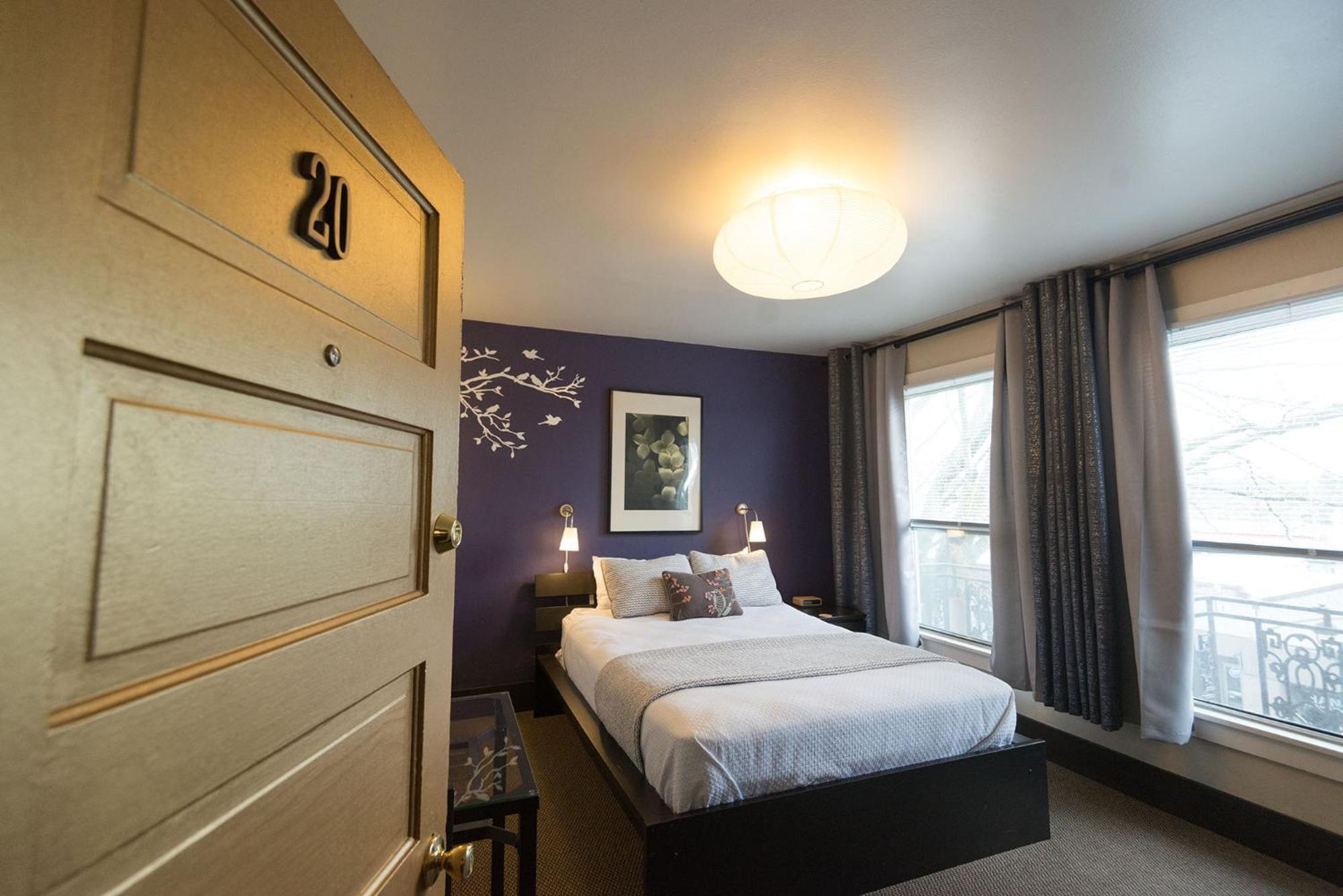 Queen Room with Shared Bathroom photo 1