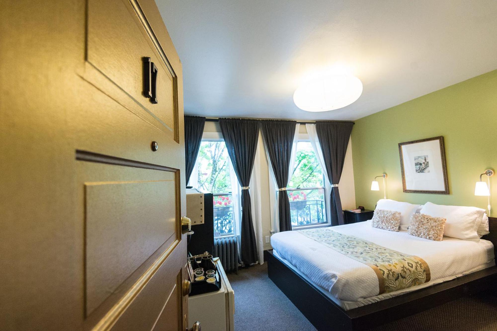 Deluxe Queen Suite - Photo 2