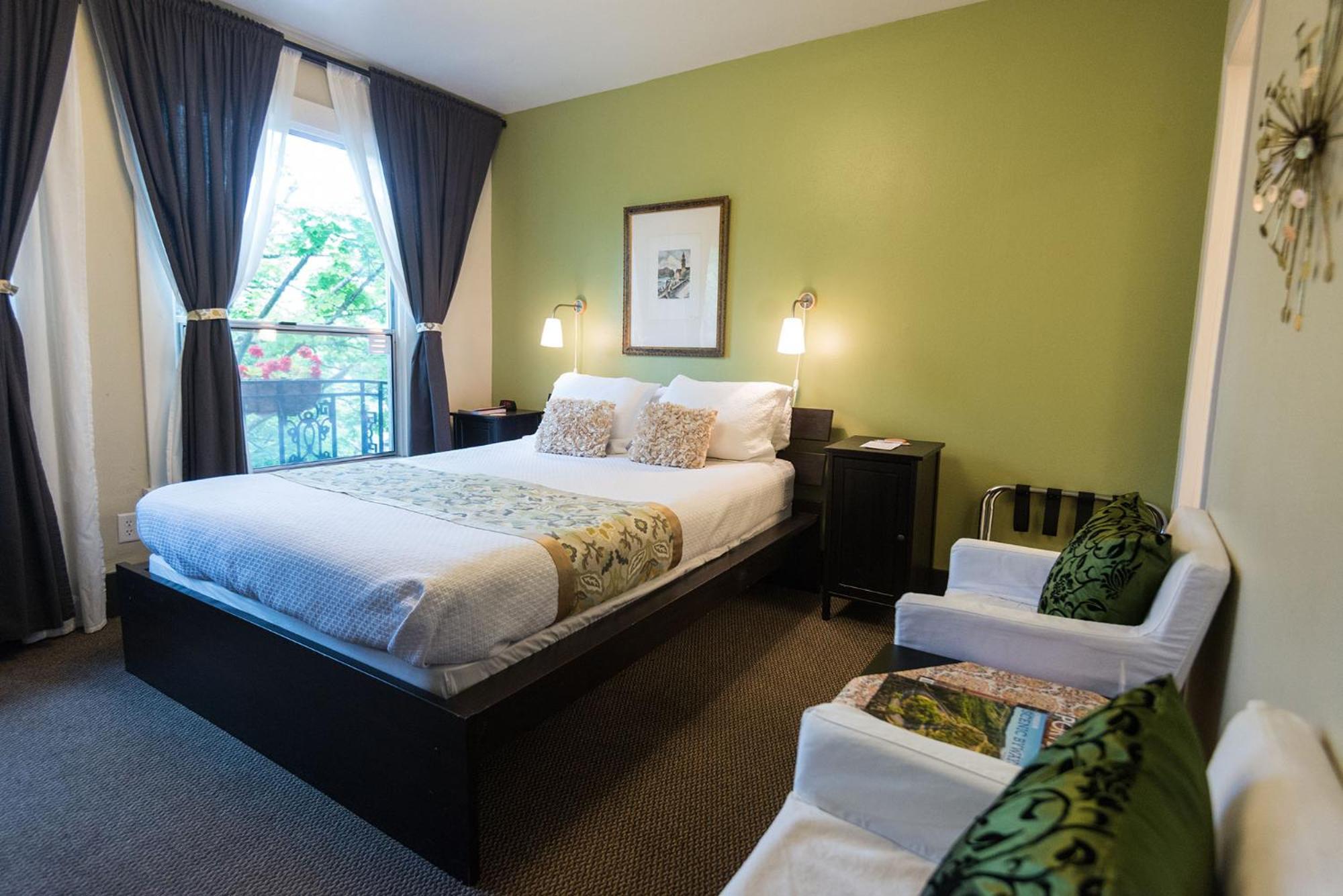 Deluxe Queen Suite - Photo 1