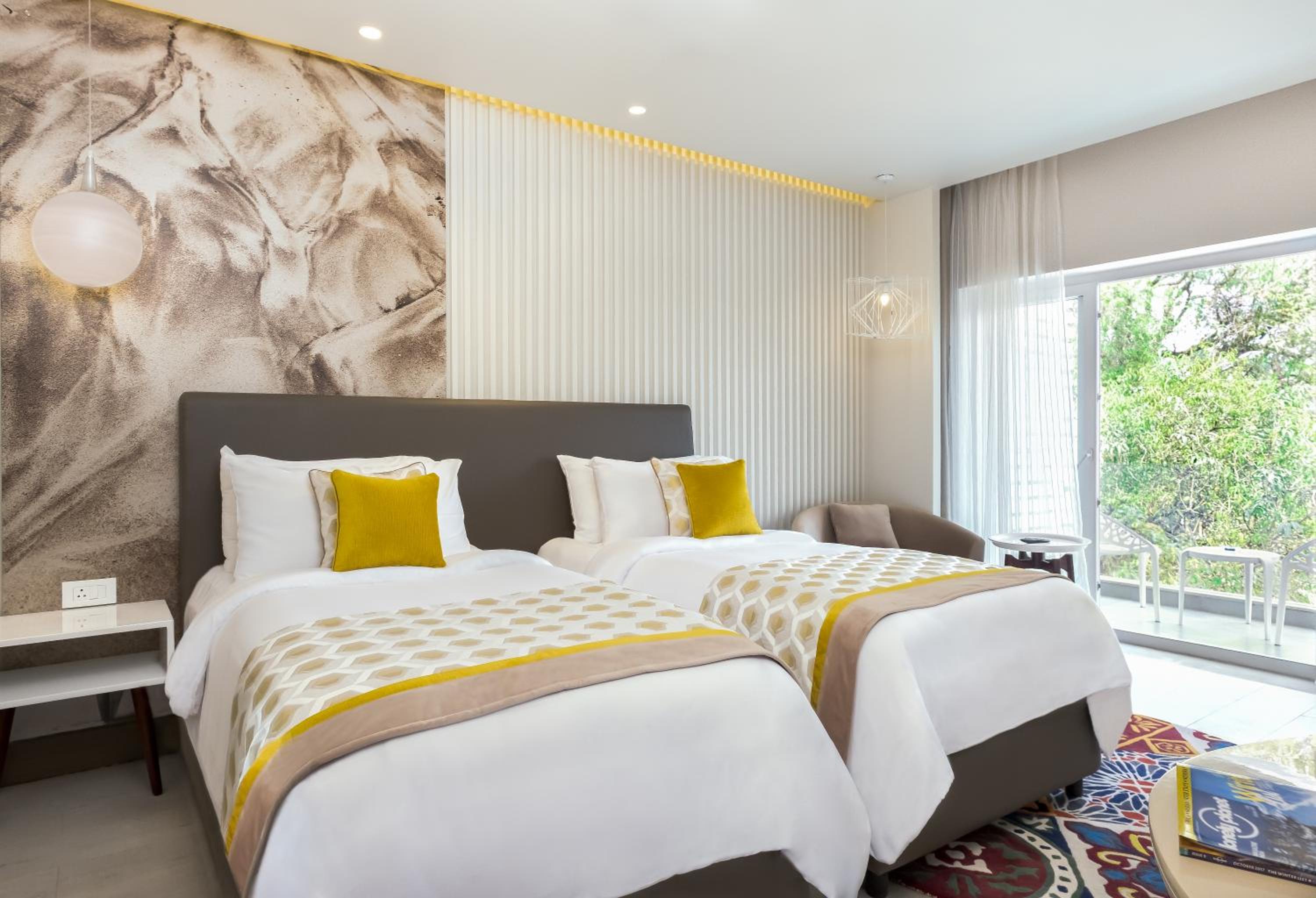 Deluxe Double Room with Balcony - Buy 1 Get 1 Free happy hour on alcoholic beverages across all brands + Complimentary 2-pint beers on arrival - Photo 2