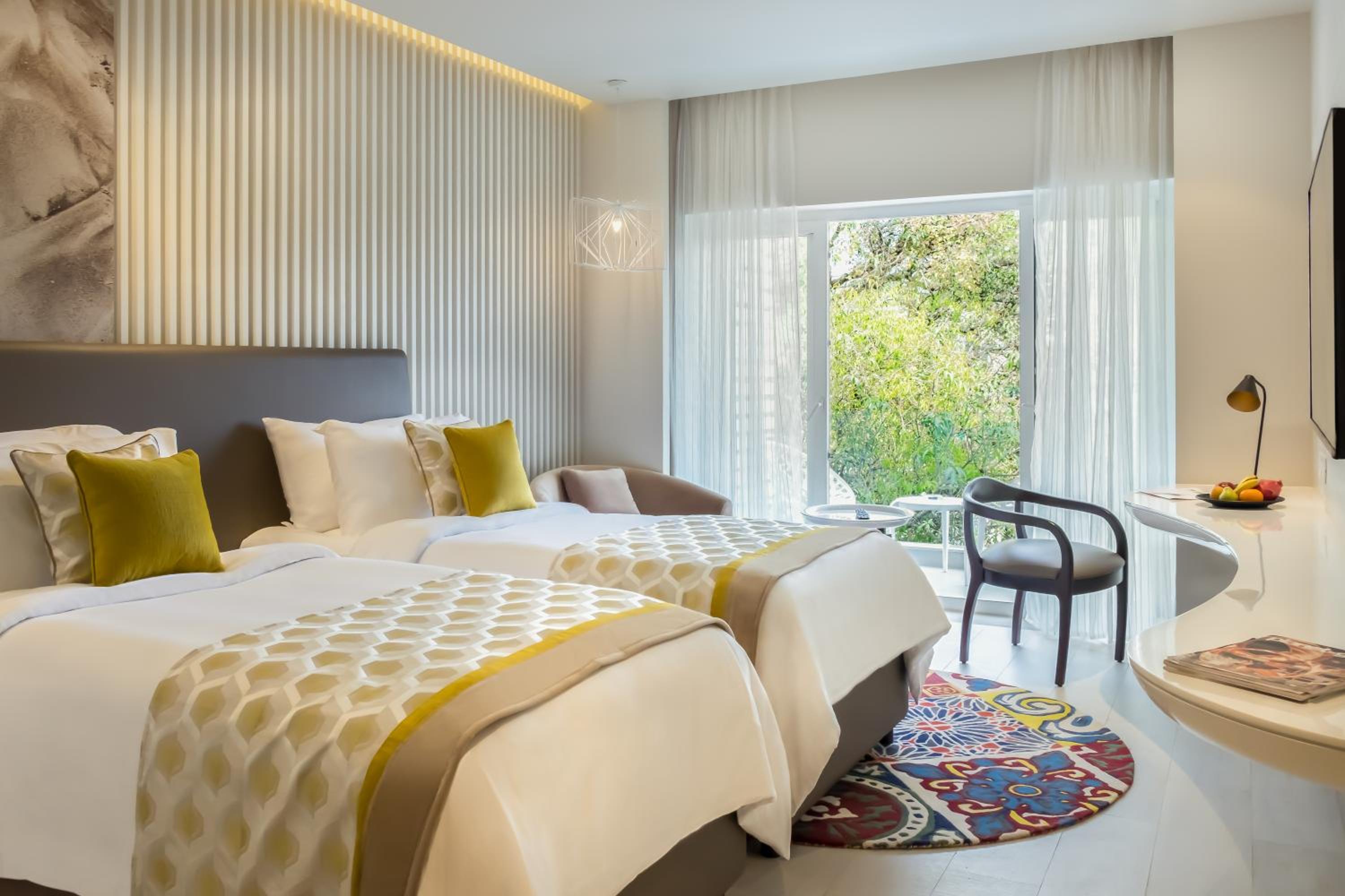 Deluxe Double Room with Balcony - Buy 1 Get 1 Free happy hour on alcoholic beverages across all brands + Complimentary 2-pint beers on arrival - Photo 3