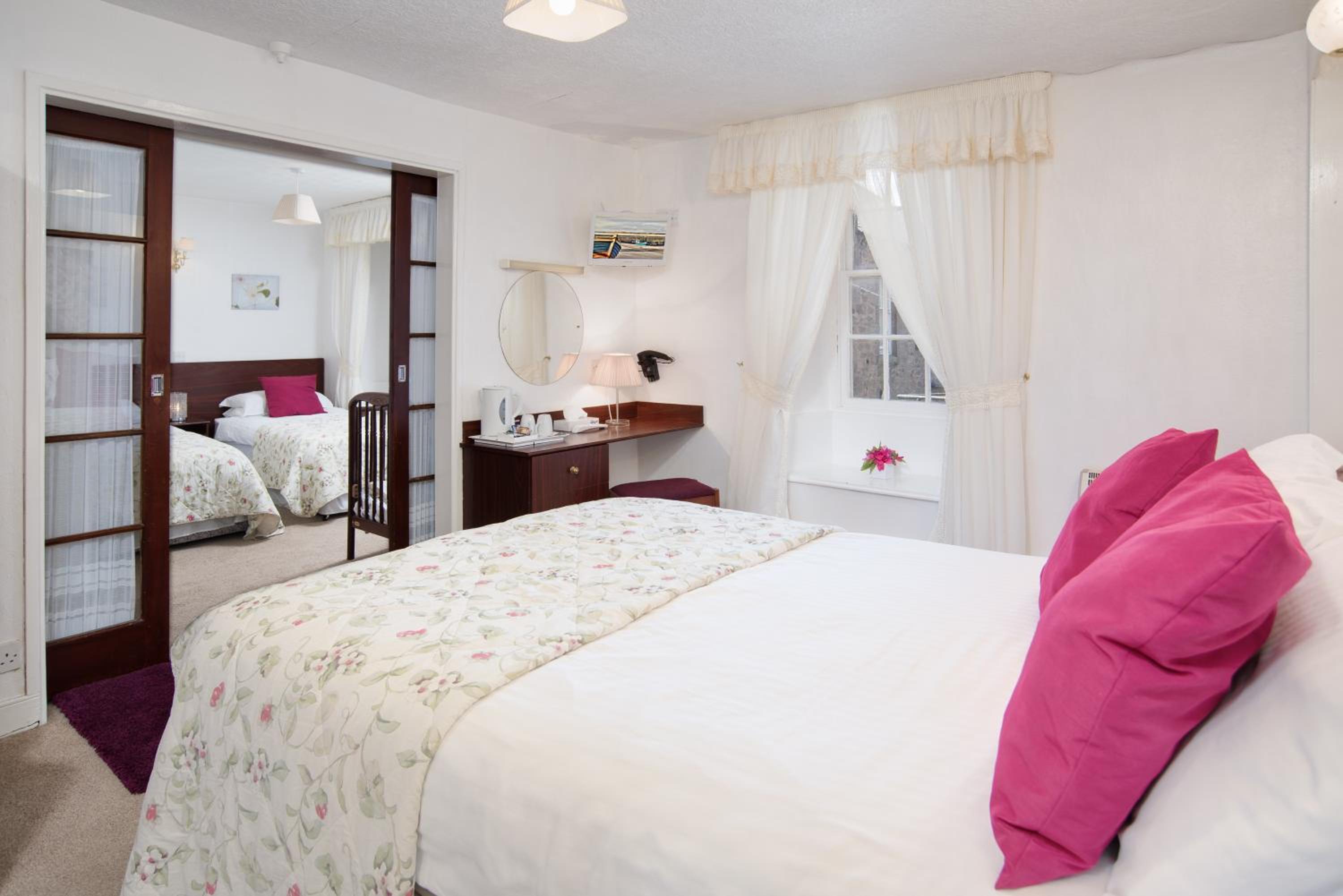 Family Room (2 Adults + 2 Child)
