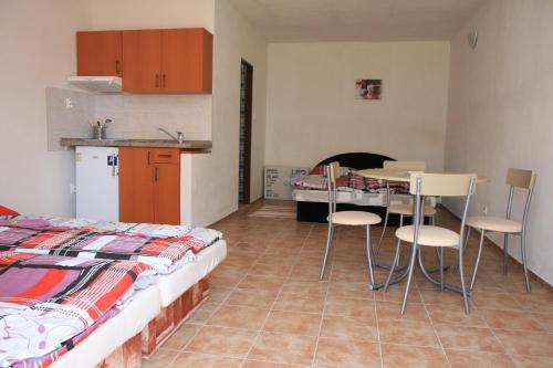 Economy Triple Room photo 3