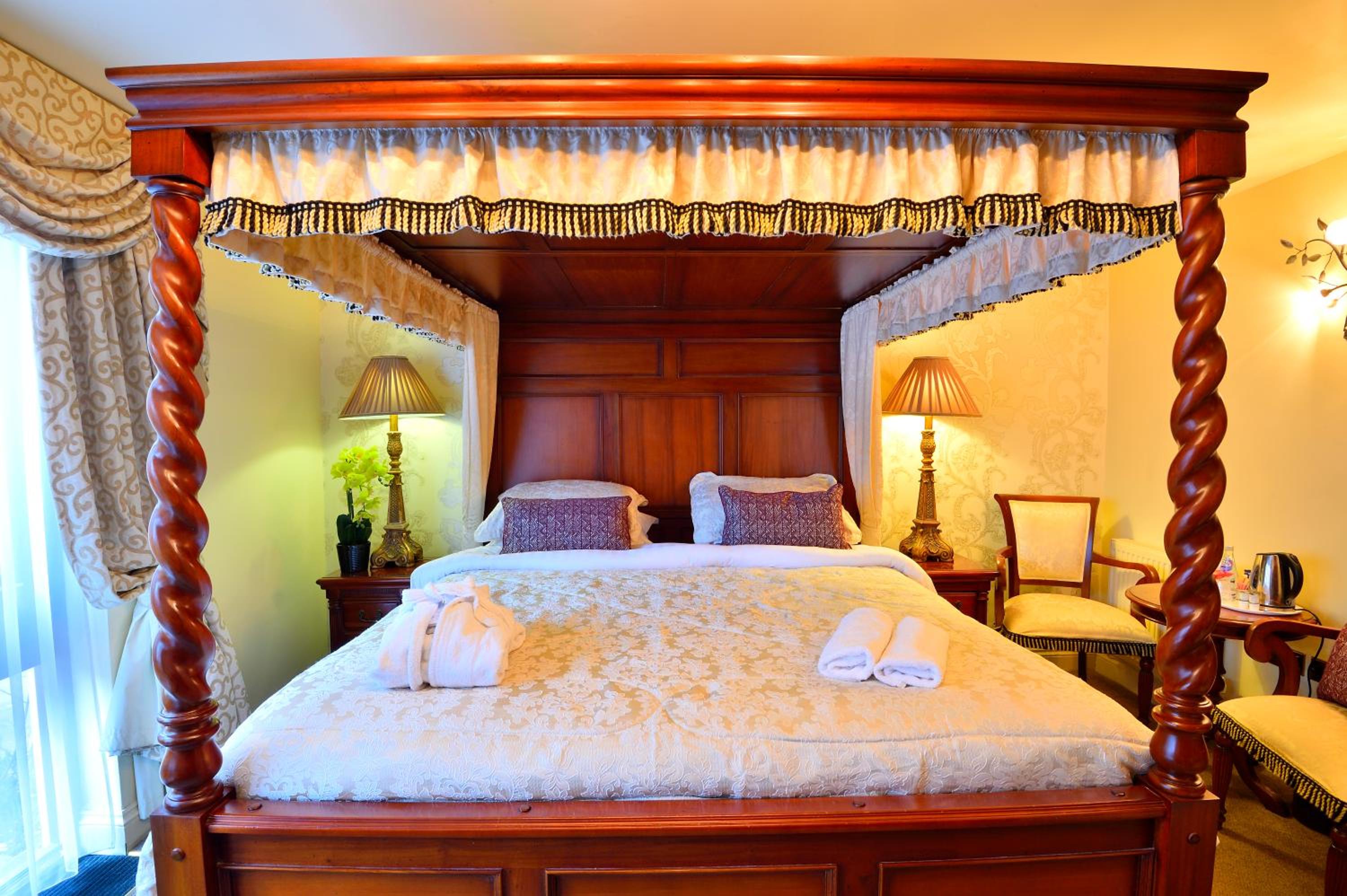 Four Poster Bedroom photo 3