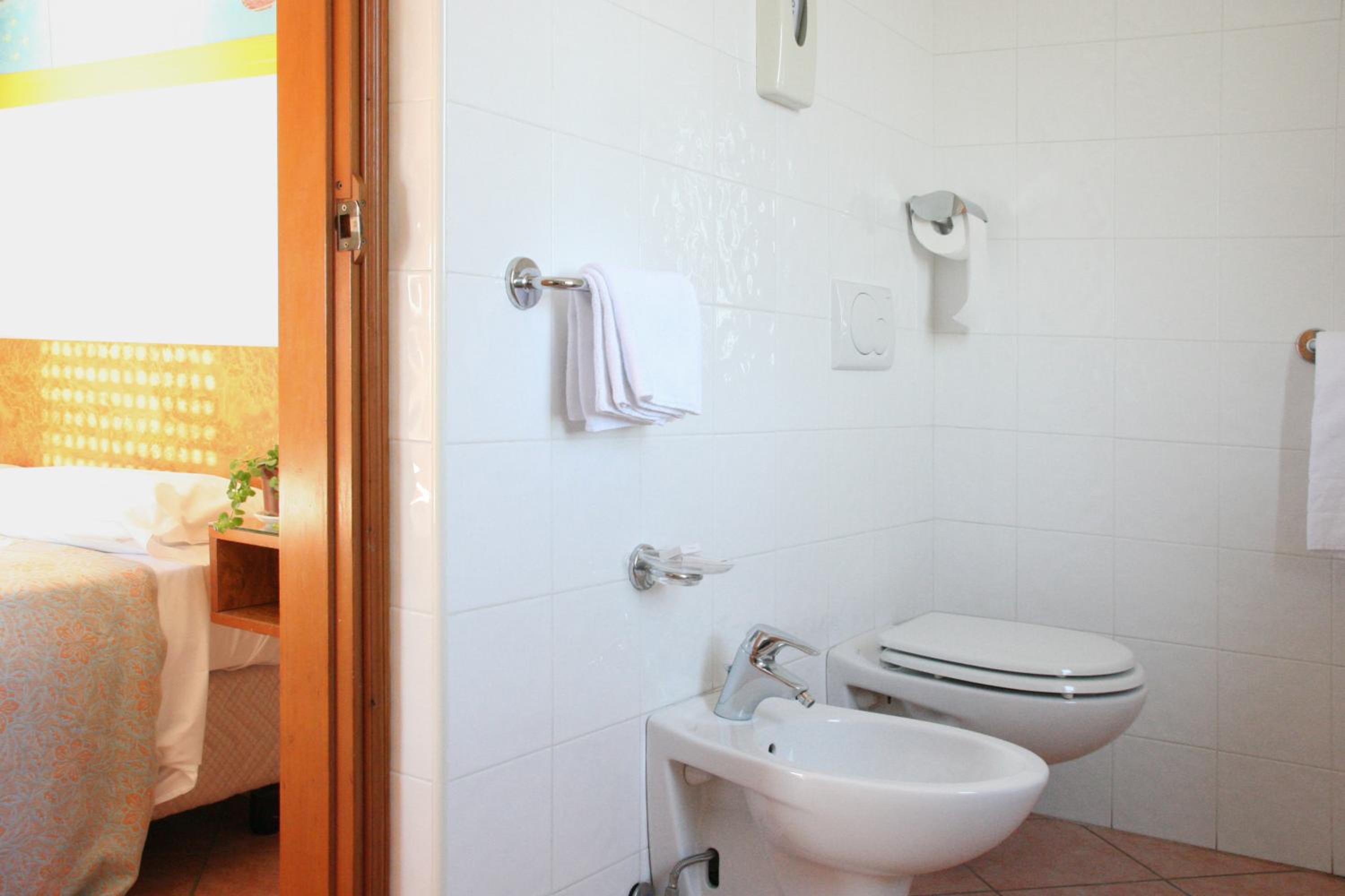 Double or Twin Room - Photo 5