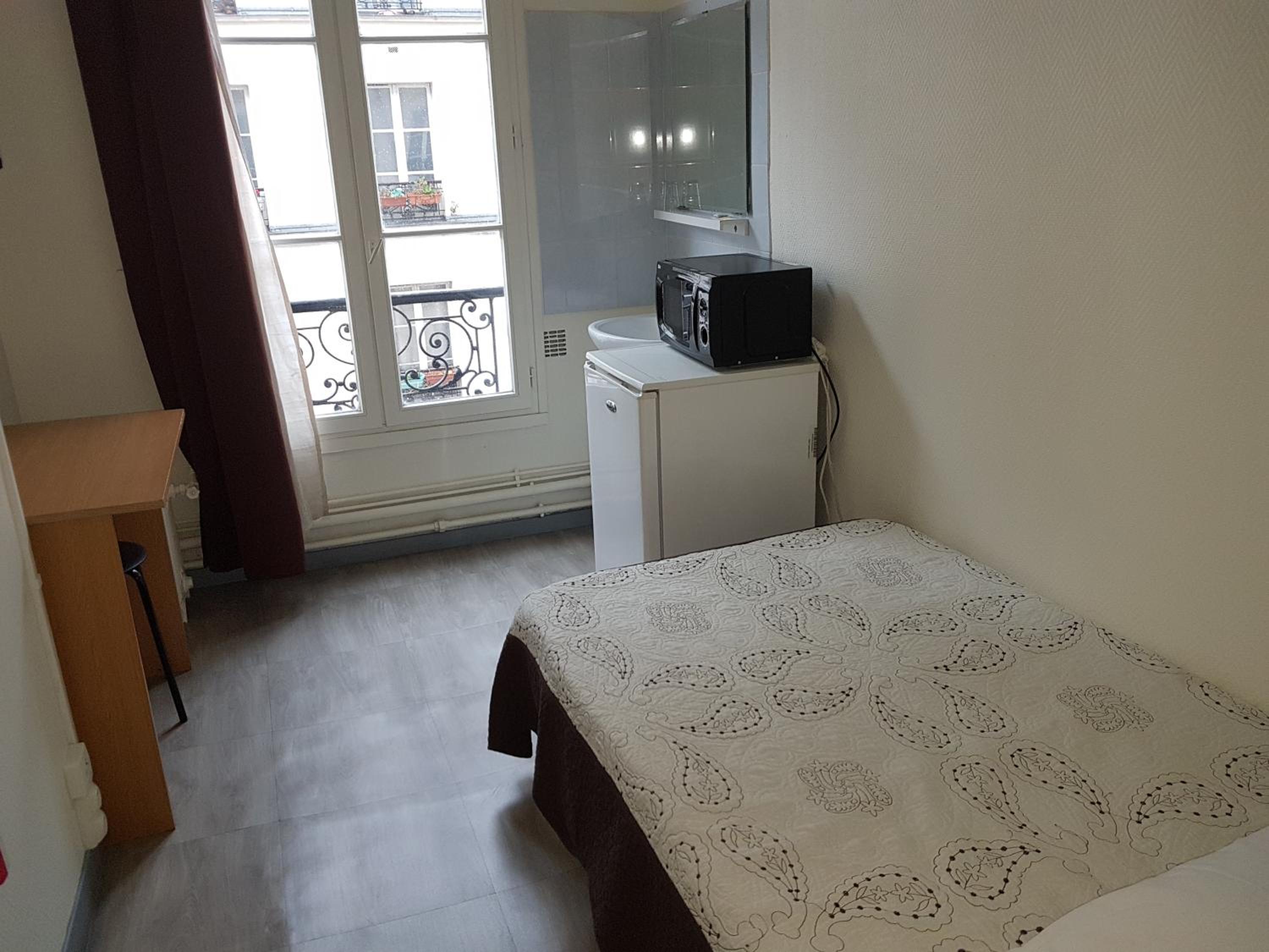 Single Room with Shared Bathroom photo 2