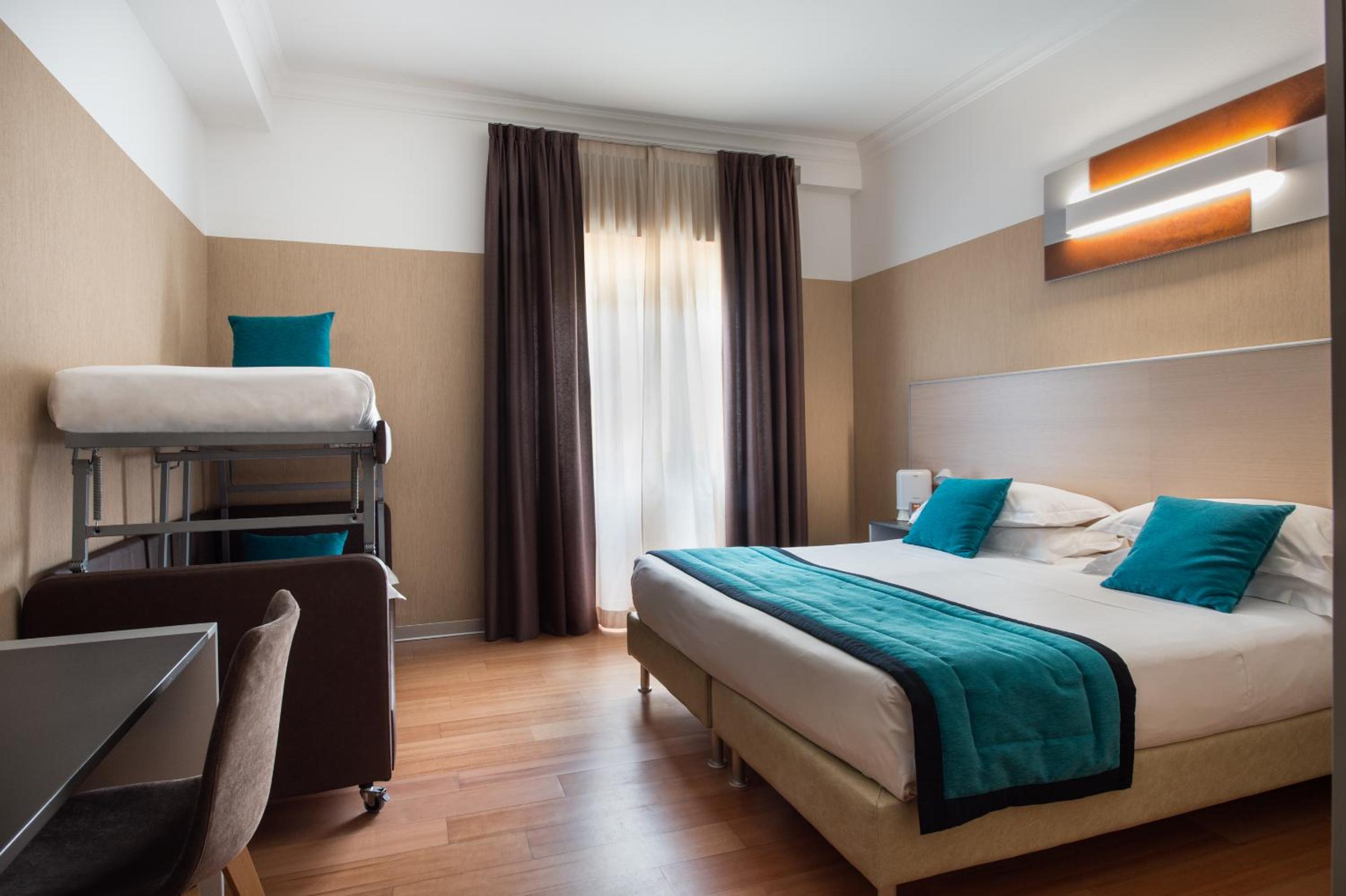 Family King Room with Bunk Beds - Photo 15