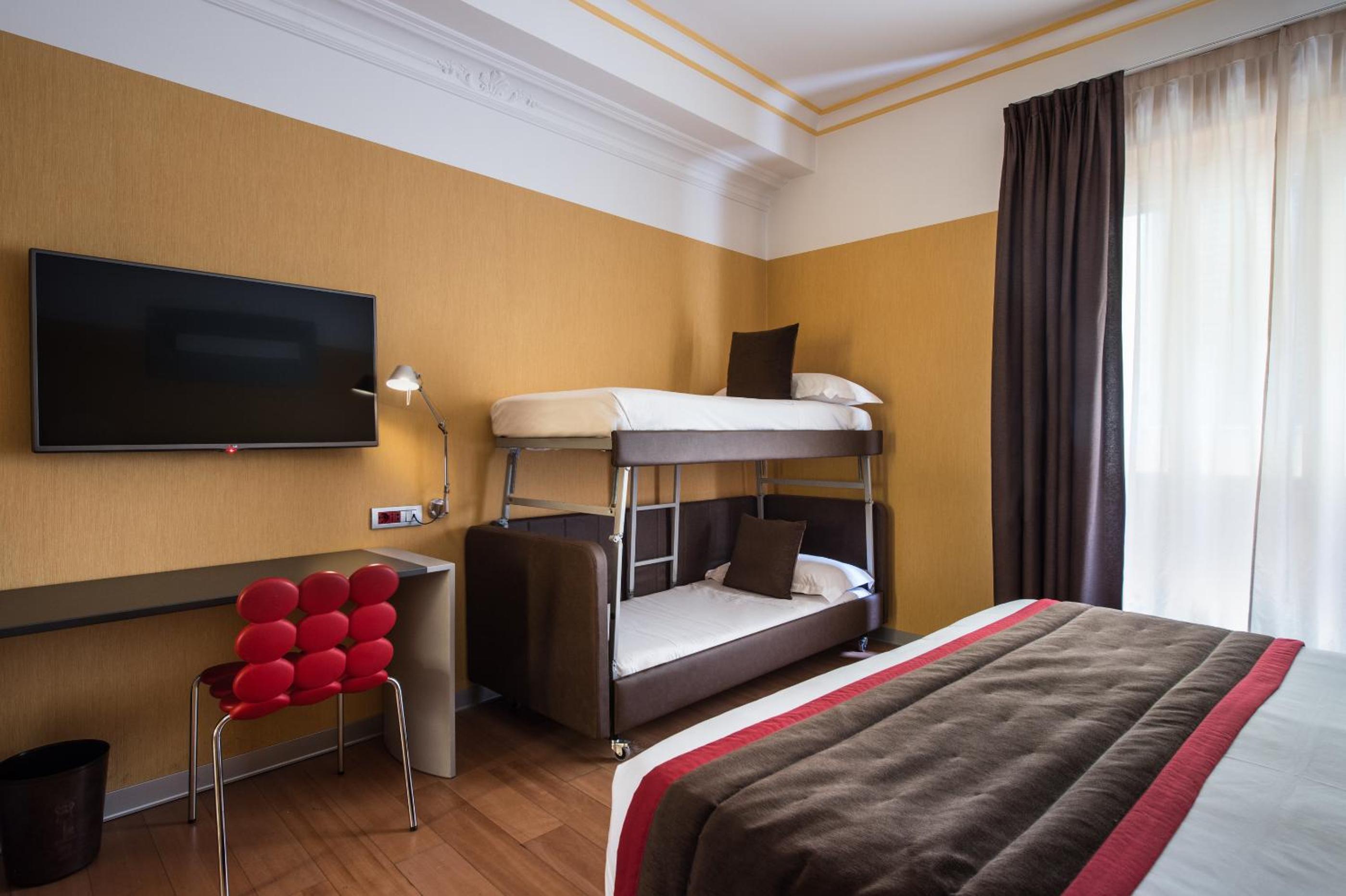 Family King Room with Bunk Beds - Photo 18