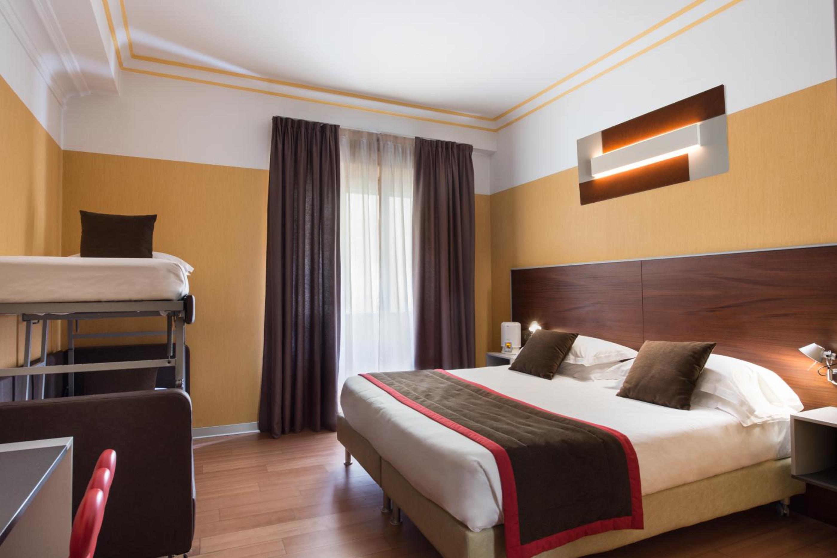 Family King Room with Bunk Beds - Photo 19