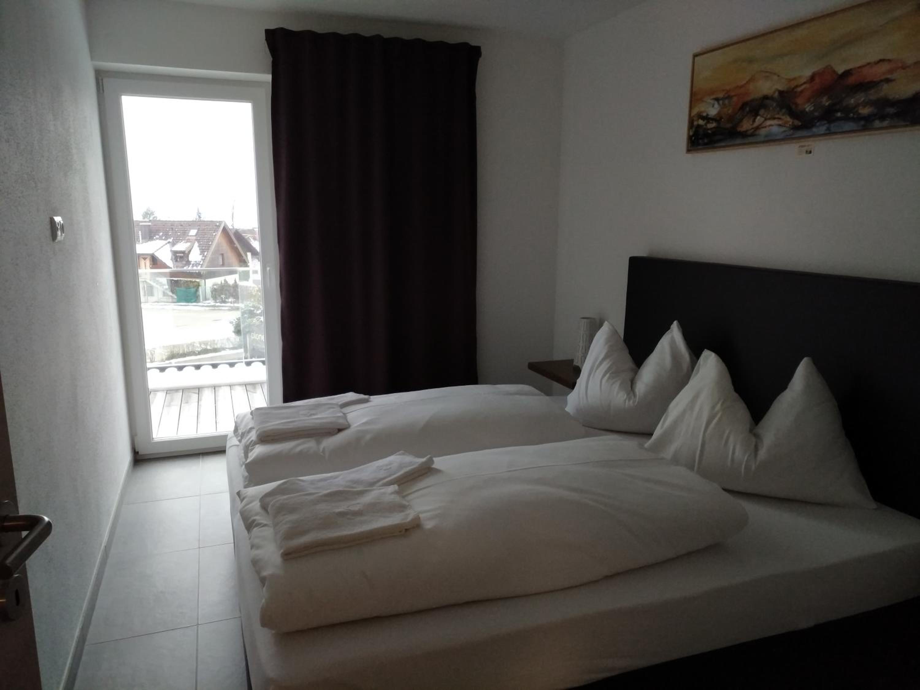 Apartment with Lake View - Photo 7