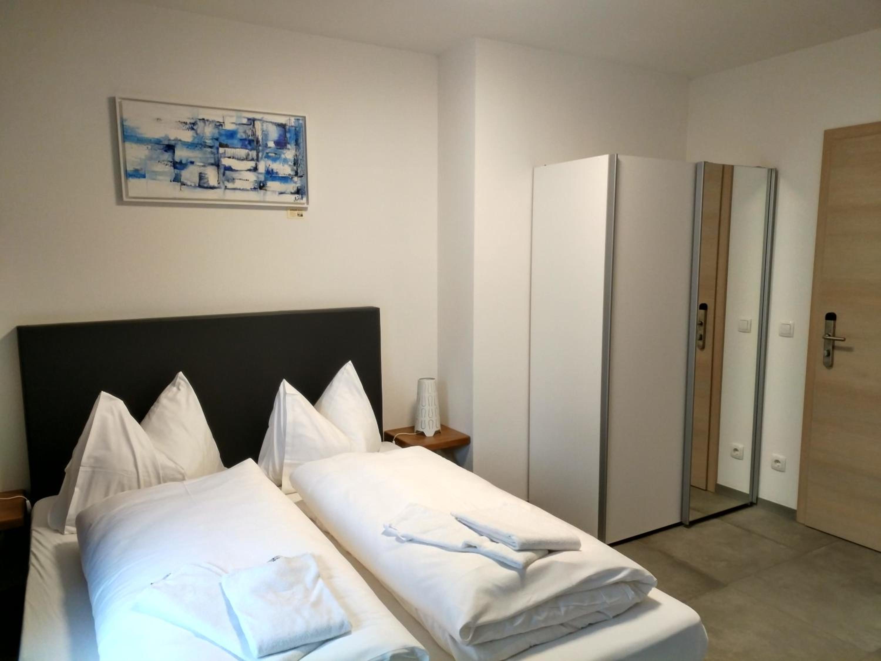 Double Room with Queen-size Bed - Photo 2